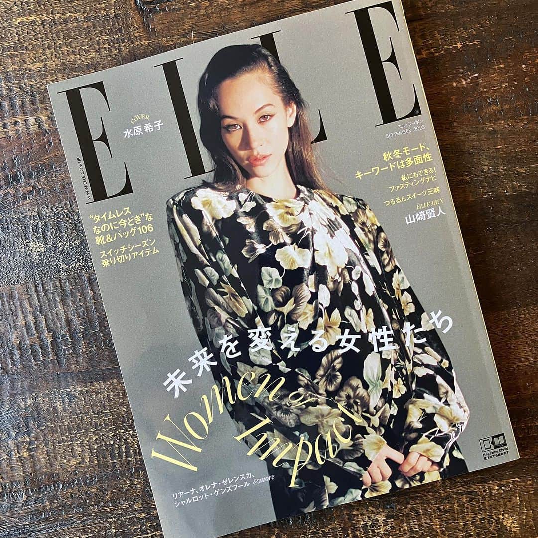 上野樹里さんのインスタグラム写真 - (上野樹里Instagram)「ELLE 2023.9月号 「未来を変える女性たち」のうちの1人として取材＆掲載されました。 昔　玉木宏さんとELLETaiwanで掲載されて以来で、 ELLE Japanは今回が初めてかと。 だけどそれが、 ファッションページではなく、 ファッションブランド「TuiKauri」の取材記事として掲載された事がとても新鮮、且つ光栄に思います✨ ELLEJaponさん、TuiKauriの活動に関心を寄せて下さり、嬉しいです♪ありがとうございました！🍀⛱ 今は、 天然精油を規定量ふんだんに使ったSoywaxキャンドル、清涼感のある「Moon」🌝スパイシーな「Sun」🌞の2種類を取り扱ってます♪保存料などは使ってません。私の大好きなアロマブレンドです🌹 ご興味のある方は、ぜひお試しください🌴 ↓こちらのONLINE SHOPより↓ @tuikauri_official  #ellejpon」7月30日 12時20分 - _juri_art_