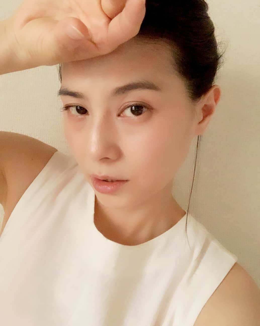 七瀬遥のインスタグラム：「暑いっっっ☀️☀️☀️😵  水分たくさんとって🥤  エアコンも、我慢しないで必要ならつけて  熱中症対策しっかりしてくださいね🫡💖  #猛暑#暑い#July#happy #beautiful#shooting #day#life#smile#fun#love#good#friend#family#happiness#good#tokyo#japan」