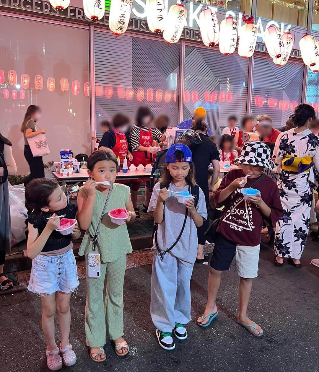 nao_nakabaのインスタグラム：「夏休みの楽しい思い出。 恒例ファミリーのご飯会とお祭り🏮宴の最後に、ミコちゃんがサプライズであやちゃんと私の バースデーをお祝いしてくれて🥹(最速) 美味しいチーズケーキとプレゼントまで🥲沁みたよぉ😭💓 (あやちゃんと私は誕生日が1日違いなのです) ミコちゃん、本当にありがとう🥰 もう自分が何歳か分からなくなってきちゃったけど　笑 毎年どんどん楽しくなってる🫶🏼  ご飯の後は、おまつりにも行って盆踊りを堪能して最高でした🥰 また近々ね🤍」