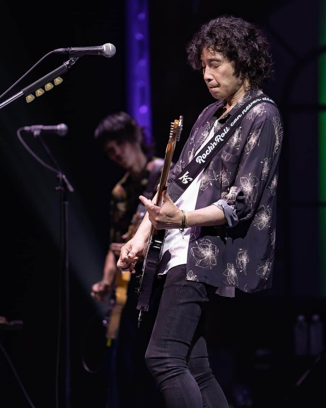 斉藤和義さんのインスタグラム写真 - (斉藤和義Instagram)「🍍KAZUYOSHI SAITO LIVE TOUR 2023 “PINEAPPLE EXPRESS” 〜明日大好きなロックンロールバンドがこの街にやってくるんだ〜 🚆🎸🥁🎹 ⁡ PINEAPPLE EXPRESSはついに本日ファイナルとなります🚄🍍🚄🎸🥁🎹🐘🦁🎪🍍🦍💨 ⁡ 今回も長かったようであっという間にやってきてしまったツアーファイナル公演。 終わっていく寂しさもありますが、今宵も皆さまに存分に楽しんで帰っていただけるよう、スタッフ一同、真心込めて準備をしております。 ⁡ そんなファイナル公演の松山公演の朗報です📣 ⁡ 本日、チケットソールドアウトでしたが、機材席開放につき立見当日券の販売が決定いたしました！！ 最高のロックンロールバンドによる最高のステージをぜひ楽しんでください。 ⁡ 🎫当日券information🎫 15時15分より会場入口のチケット窓口にて販売いたします。 ◎立見 7,150円（税込・整理番号付) ※3歳未満の方はご入場できません。3歳以上の方はお一人様1枚ずつチケットが必要になります。 ※枚数に達し次第終了いたします。 ⁡ 🍍公演information🚆 📅2023年7月30日(日)  🎪 松山市民会館 ⏰16:15開場 17:00開演 🛒グッズ販売 16:15〜 ※グッズの先行販売は実施いたしません。開場後・終演後の販売をご利用ください。 ⁡ https://www.kazuyoshi-saito.com/tour_2023/ ⁡ #斉藤和義 #KAZUYOSHISAITO #PINEAPPLE #PINEAPPLEEXPRESS #明日大好きなロックンロールバンドがこの街にやってくるんだ #LIVETOUR2023 #山口寛雄 #真壁陽平 #河村吉宏 #松本ジュン #松山市民会館」7月30日 12時31分 - kazuyoshisaito_official