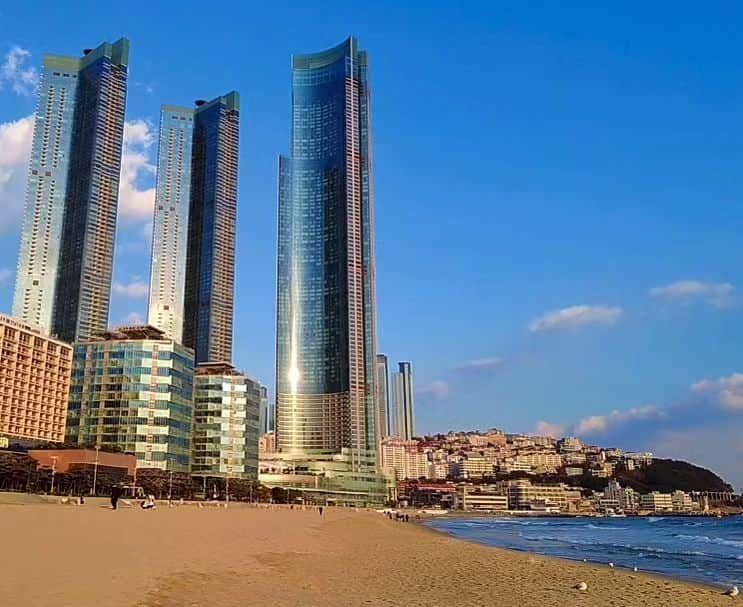 みんちゃん のインスタグラム：「✈️Busan 🏝  🌈Haeundae Beach  どこかのビーチに似てると思ったけど、どこだろう🏝  #busan #beach #summer #korea #韓国旅行 #韓国 #海 #夏 #旅行 #koreatravel #travel #trip #」