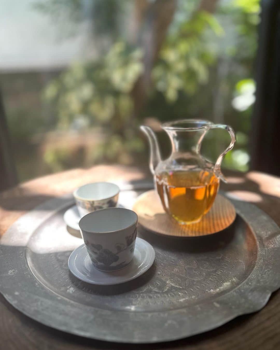 サルボ恭子のインスタグラム：「暑さ厳しいものの、 身体は長年冷えているため　 ぬる茶をいただく。 皆さま涼しくして お過ごしください。  続きはLES TROiS レトォアにて。 → @lestrois.3   #私の偏愛アイテム#お茶のじかん#硝子ずき#サルボ恭子#kyokosalbot」