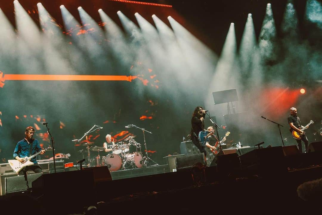 フー・ファイターズさんのインスタグラム写真 - (フー・ファイターズInstagram)「JAPAN!!! 🇯🇵🤘 Thank you @fujirock_jp!  Photos: @taiokonishi  #fujirock #fujirock2023」7月30日 12時36分 - foofighters