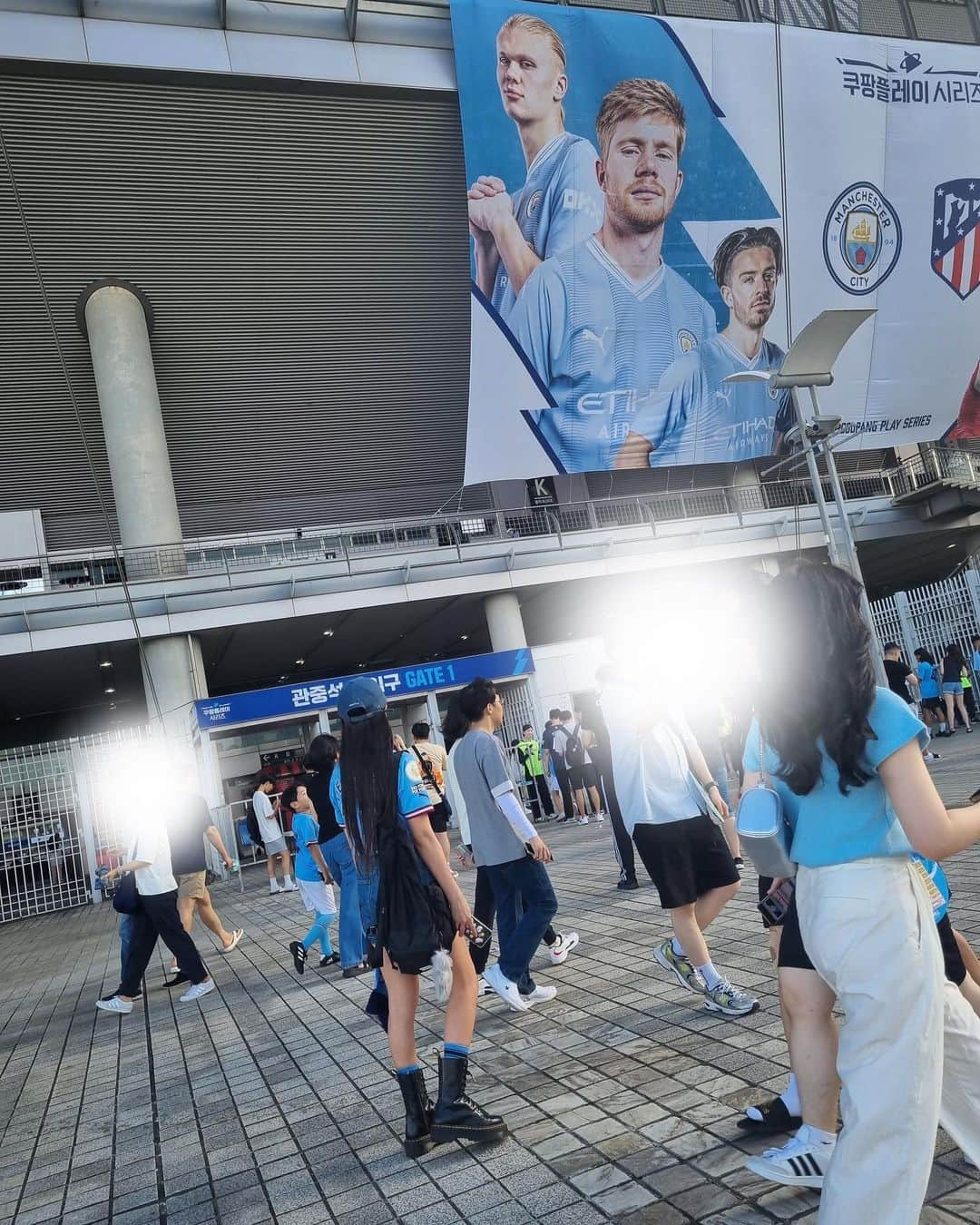 チョン・ユミのインスタグラム：「뜨거웠던 어제, 오픈트레이닝.🩵🔥🩵 #mancity#이거라도본게어디야#오늘경기는편히집에서#집이최고지🥲」