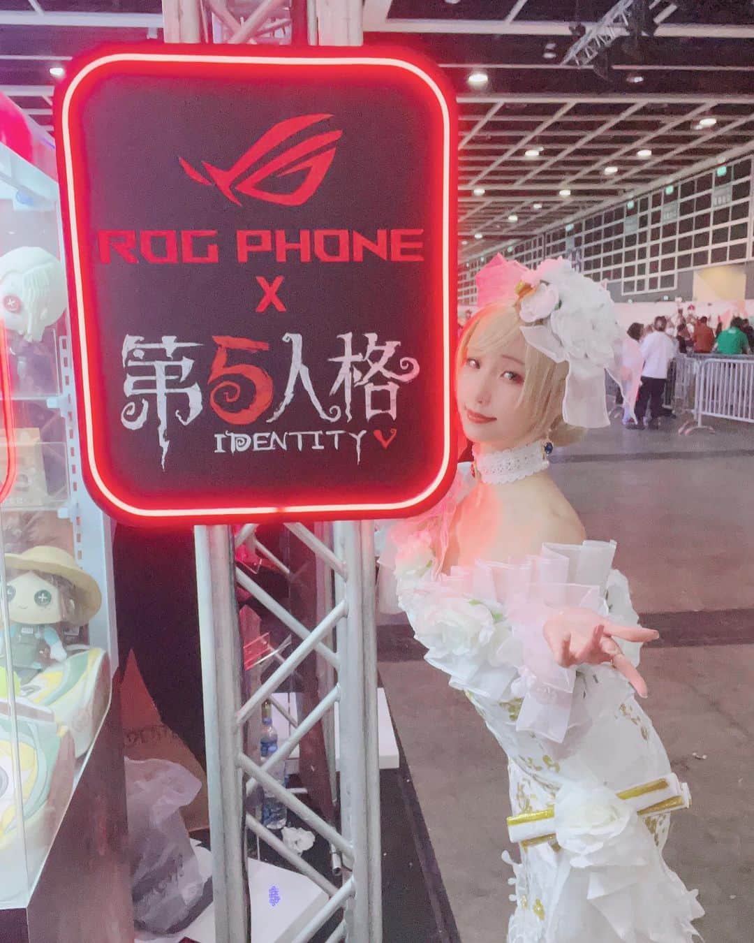 のインスタグラム：「- 你在尋找我嗎？ 今天12:00-14:00我會在動漫節ROG攤位呢💖 你們記得要來玩玩小遊戲，把各種美美的周邊帶回家😚😚💕 還有要來跟我合照喔🫶🏻 調香師正在等你呢🥰🥰✨  #第五人格 #第五人格5週年 #acghk #acghk2023」
