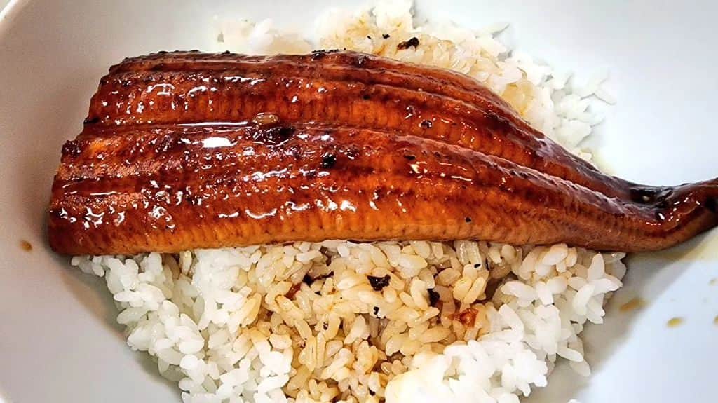 ケニチのインスタグラム：「ライス大盛の鰻丼‼️ 8対2の割合で飯多めで丁度良い☺️ #土用の丑の日　#うなぎ 　#鰻　#ケニチ」