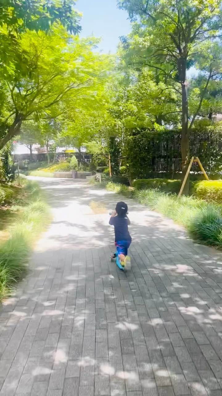 清澤恵美子のインスタグラム：「暑いけど気持ち良いね〜 だって🥵　  暑すぎる〜 アイスボックスに息子と2人でハマり中」