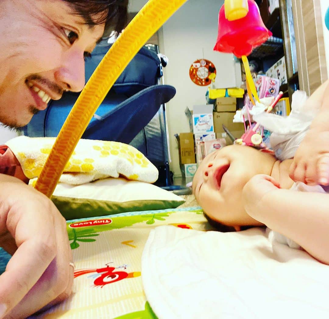藤原一裕のインスタグラム：「ご機嫌でなにより😊  #次女 #生後3ヶ月」