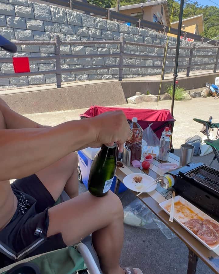 のインスタグラム：「簡単に2本空いちゃった☺️ 私以外みんな呑んべいなんで🤣  MEN'S DIET筋トレチャンネル @mens_diet   #ボディーコーディネーターyoshi #メンズダイエット #ナチュラルトレーニー #ナチュラルビルダー #ドラッグフリートレーニー #アンチドーピング #フィジーク #フィジーカー #ボディビル #ボディビルダー #腹筋　#腹筋トレ　#腹筋トレーニング #胸トレ #胸トレメニュー #筋トレダイエット #筋トレ #大胸筋 #大胸筋エクササイズ #腹筋　#肩トレ　#有酸素運動 #chest #chestworkout #muscle #workout #workoutmotivation #fittness #drugfree #drugfreetrainer」