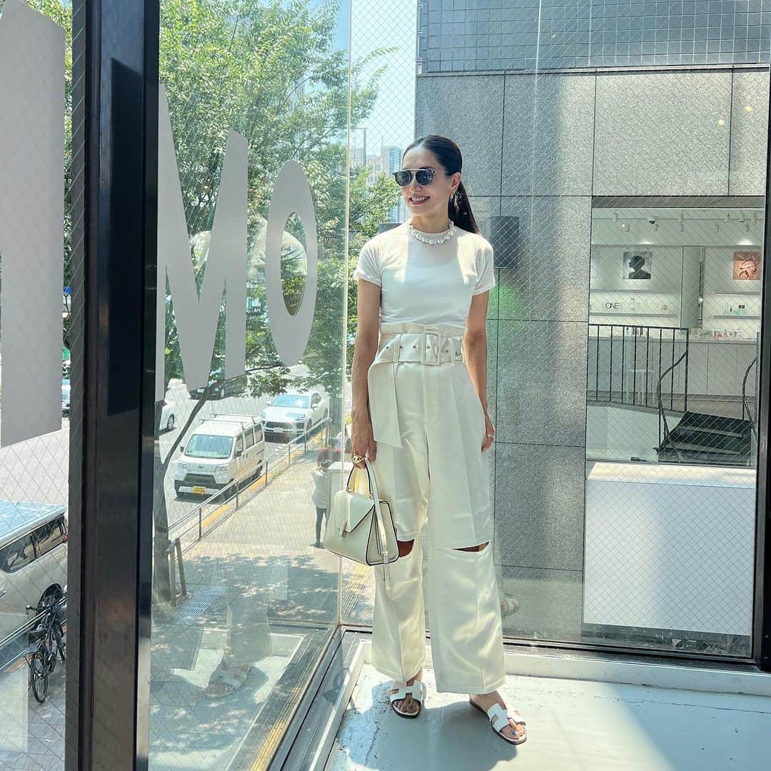 亀恭子のインスタグラム：「All White  まだまだ暑い 日本の夏。  someday's… #fashion #ootd #kkstyle #tokyo #kamescloset #cutandsew #sea #pants #cinoh #necklace #maayapearls #bag #valextra #shoes #hermes #july #summer」