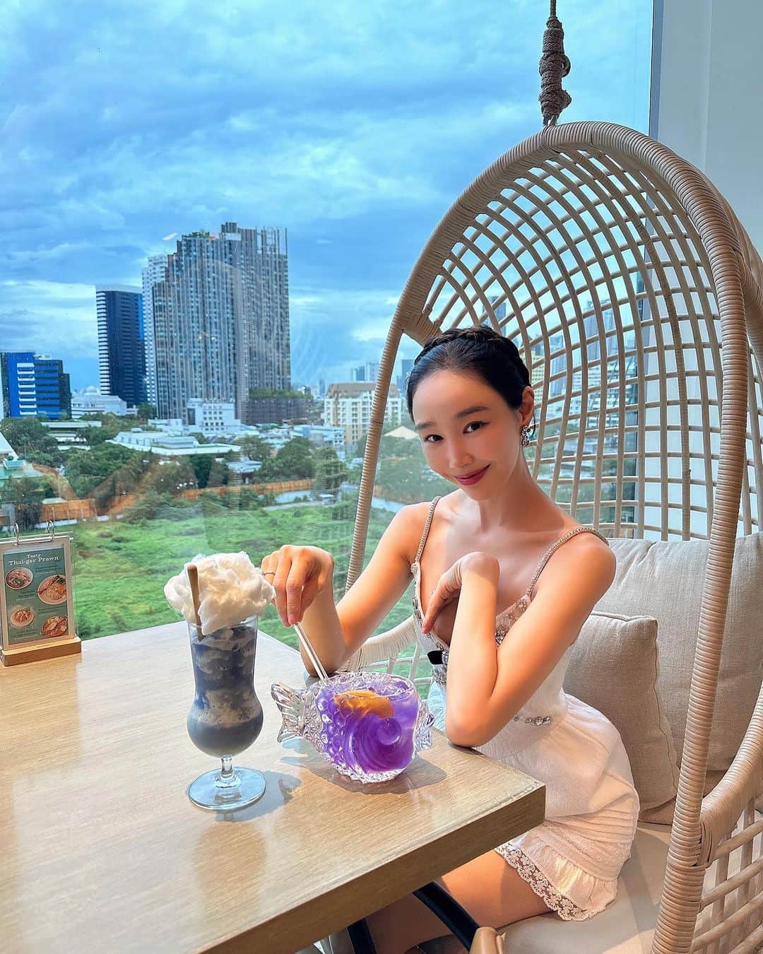 イ・サガンのインスタグラム：「AMAZING DINNER and CUTE DRINKS 🌈☔️🌧️🍸🥘🥗  Restaurant Location @inka.bkk  so creative and new and yum😋  #inkarestaurant #centrallworldmall  #thaifood #thaicusine #authenticthai #fusionthaifood #amazingdrinks」