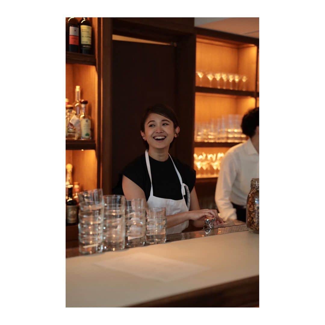 中本千尋のインスタグラム：「きょうの日本酒　@kyouno_jp とのイベント　@no.tokyo  が終了しました! . 暑い日が続く中、100名を超えるお客様にお越しいただきました! . お酒とお料理を楽しんでくださっている雰囲気がものすごく心地よく、私自身も楽しみすぎたイベントでした! 写真からも伝わる無邪気なかんじ😂 . ラインナップはこちら  ●香ばしい枝豆　 枝豆、バター、ナンプラー  → 天穏水母（香ばしさと甘さの同調, 少し青い香りの繋がり）  ●スパイスナッツ　 アーモンド、カシューナッツ、胡桃、クミン、コリアンダー、カルダモン、きび砂糖、塩 → 龍力生酛（ナッティさの同調）  ●山と海のピリ辛和え 海月、ザーサイ、切り干し大根、木耳、チリ、クミン、フェンネル → 松の寿（旨味の同調、食材とお酒双方のなめらかさ、みずみずしさの同調）  ●ガリガリポテト　 男爵芋、バジル、セージ、オレガノ、クミン → 土田はつしぼり(バターとラクティックさを合わせる)  ●玉蜀黍と海老のグリーンカレー春巻き 玉蜀黍、海老、長芋、青唐辛子、バイマックルー、バジル → しゅわっと空（夏の酒、とうもろこし、カレーとラッシーのような相性）  ●蜂蜜焼豚　エゴマと胡麻ソース 豚肉、塩麹、蜂蜜、エゴマ、白胡麻、豆板醤、パイナップル → 岩の井 20年（はちみつチャーシューと、メイラードの組み合わせ） 　 ●麹蒸し鶏　胡瓜と柑橘のソース 鶏胸肉、胡瓜、甘夏、ディル、塩麹 → 三毳山(鳥の旨みと油脂分で満足感を感じた後にリフレッシュ) . . . また皆様の前でお料理できる機会を、月1はやっていきたいなと思っています😌 . こんな機会を作ってくれた　@kyouno_jp  @no.tokyo  ありがとうございました! . thanks Photo by @_mayamasuda_  アシスタント　あやなちゃん」