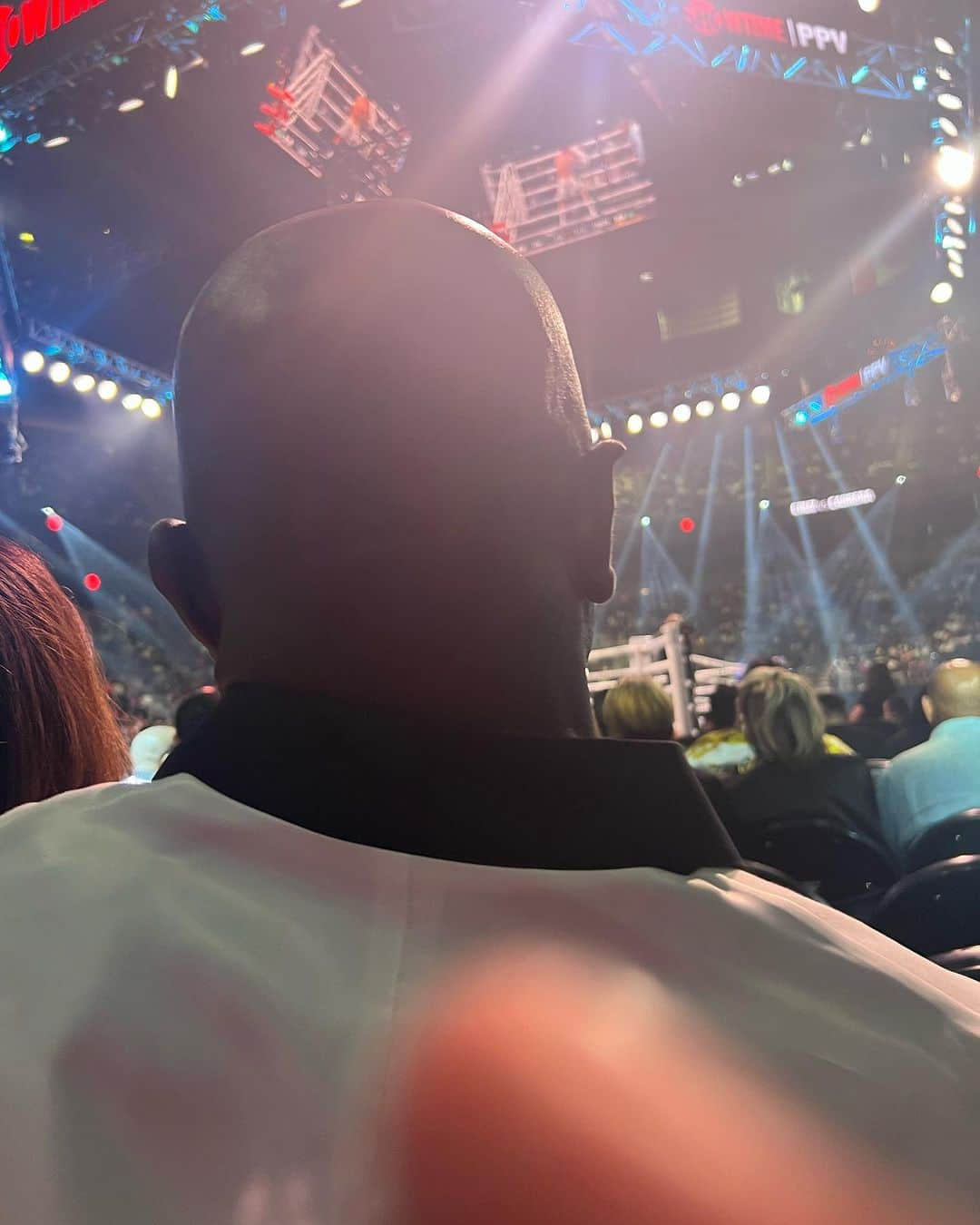 マーロン・ウェイアンズさんのインスタグラム写真 - (マーロン・ウェイアンズInstagram)「Yoooo I’m at the fight. I’m sitting right behind Evander Holyfield… i must say Mike Tyson FUCKED THIS NIGGA EAR UP!!! 😂😂😂 My lil brother @craigwayans begged me not to post this until after we left in. Case @evanderholyfield saw this… 😂」7月30日 13時18分 - marlonwayans