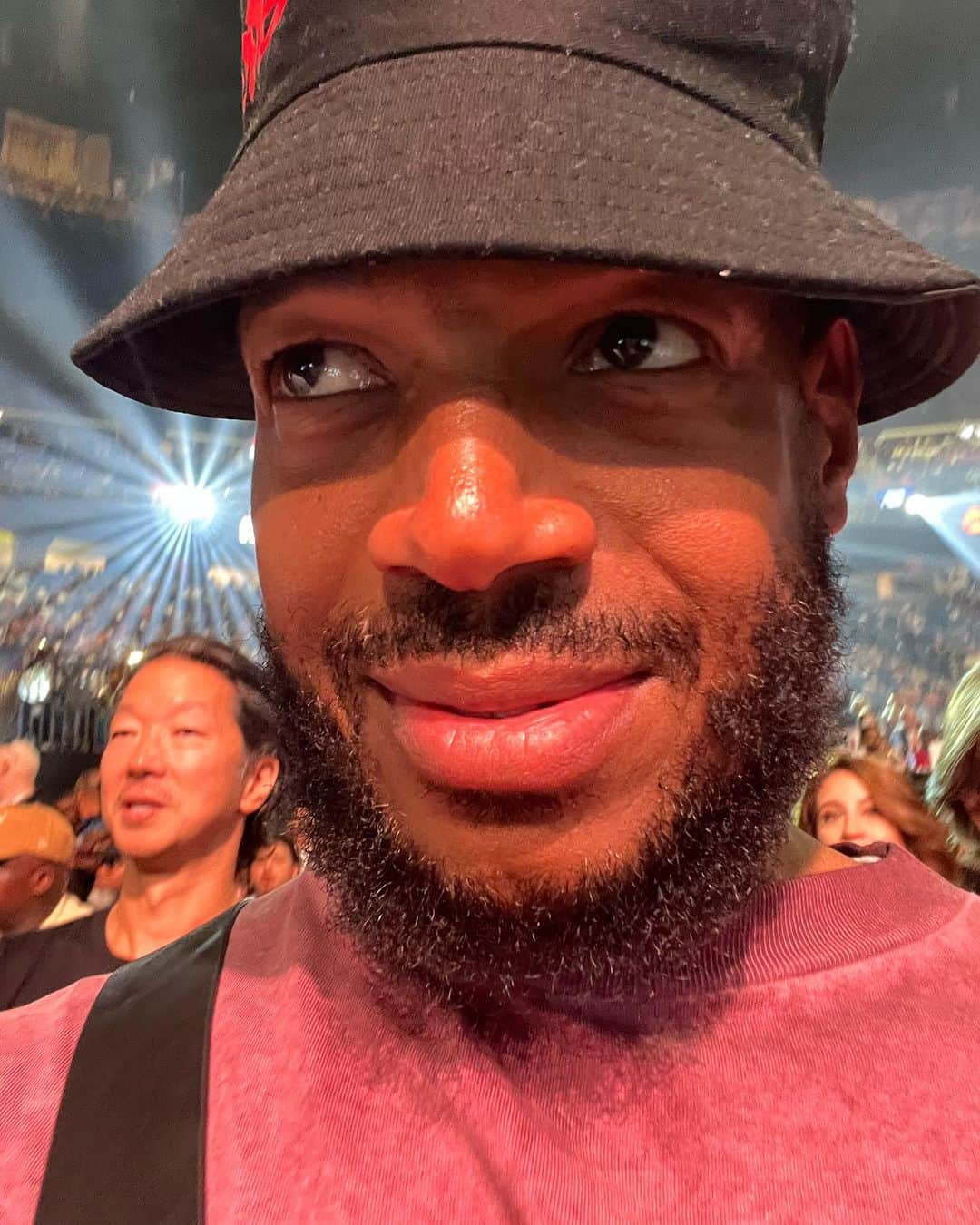 マーロン・ウェイアンズさんのインスタグラム写真 - (マーロン・ウェイアンズInstagram)「Yoooo I’m at the fight. I’m sitting right behind Evander Holyfield… i must say Mike Tyson FUCKED THIS NIGGA EAR UP!!! 😂😂😂 My lil brother @craigwayans begged me not to post this until after we left in. Case @evanderholyfield saw this… 😂」7月30日 13時18分 - marlonwayans