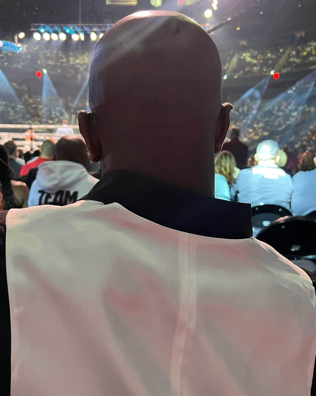 マーロン・ウェイアンズのインスタグラム：「Yoooo I’m at the fight. I’m sitting right behind Evander Holyfield… i must say Mike Tyson FUCKED THIS NIGGA EAR UP!!! 😂😂😂 My lil brother @craigwayans begged me not to post this until after we left in. Case @evanderholyfield saw this… 😂」