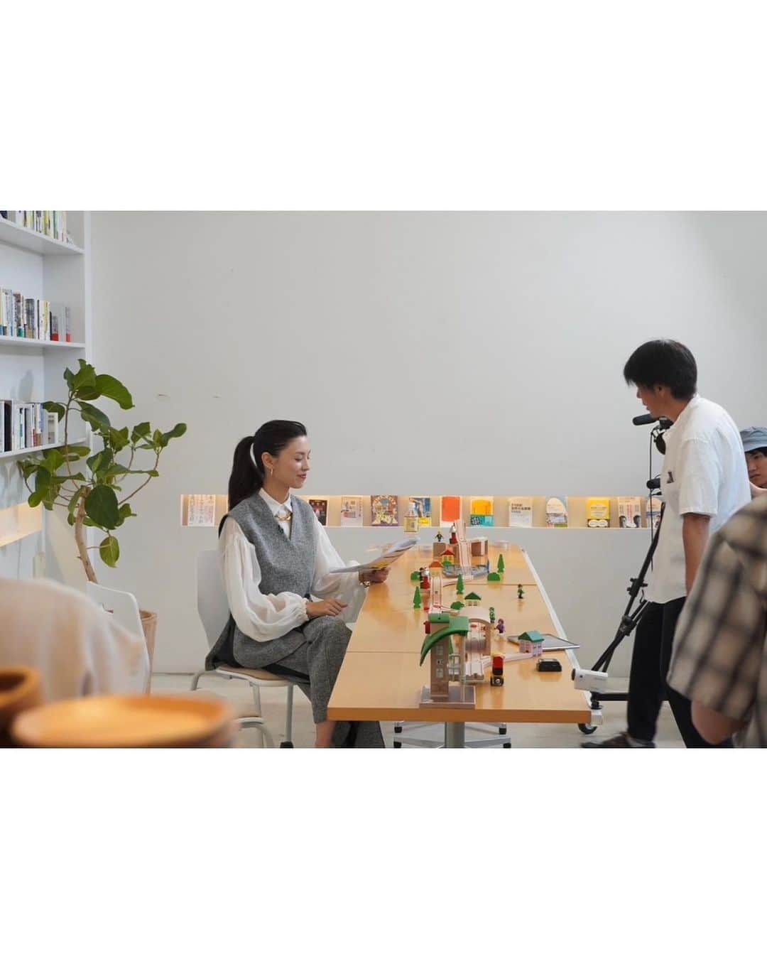 申真衣のインスタグラム：「#わたしの転職 観ていただけましたか📺✨ @txbiz.one で配信もあるので是非☺️  clothes @adore_jp  shoes&jewelry @jimmychoo」