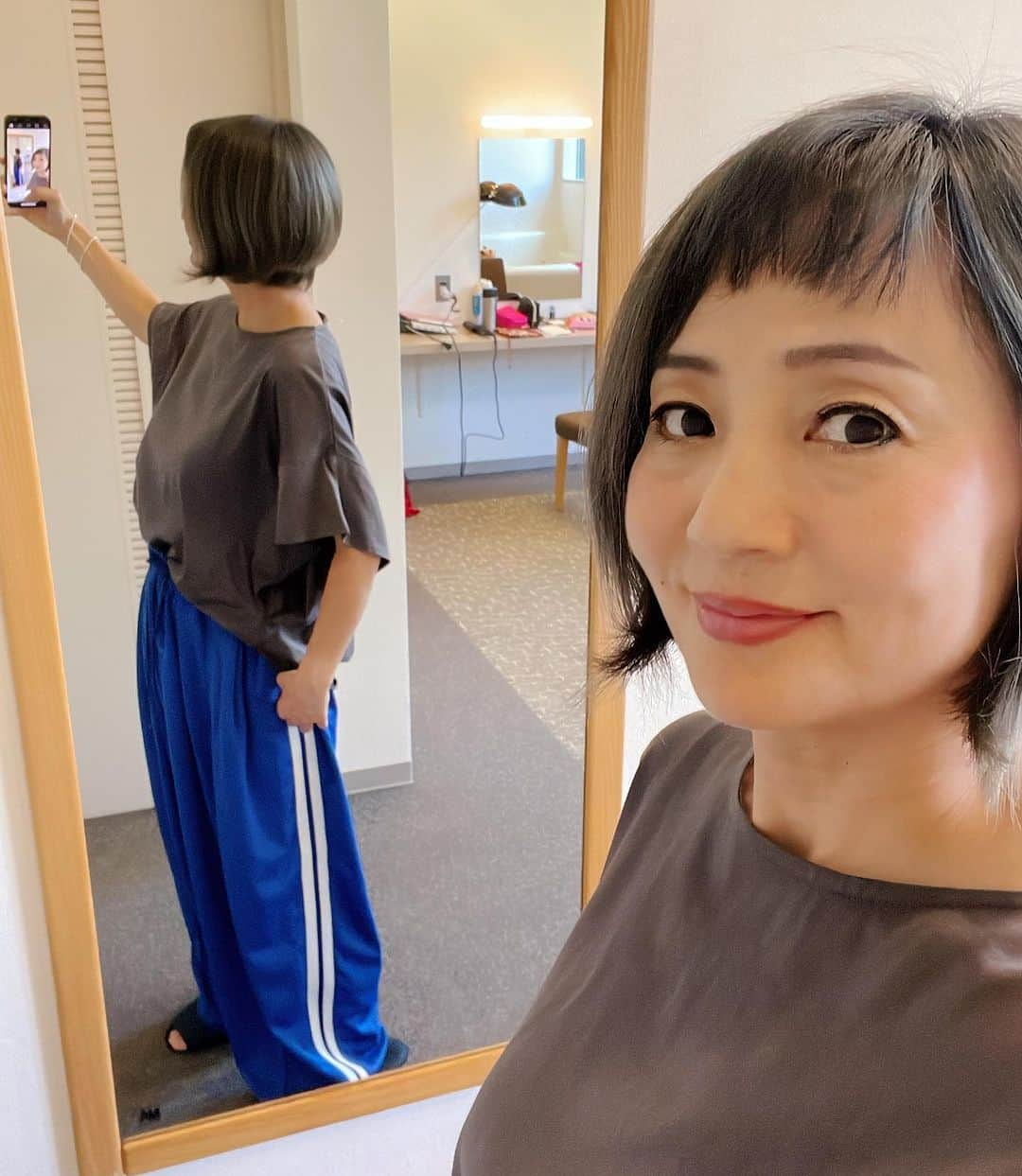 橋本志穂さんのインスタグラム写真 - (橋本志穂Instagram)「今日の楽屋入りの衣装。 衣装じゃないよね🤣 楽で動きやすいの。 このパンツ、 例のパサパでメンズの1000円コーナーで見つけた。 ダボって履けば可愛いよねー、 なによりも本番まで楽チン‼️ シャツもパサパ  これは高かったんだぁ、、、2900円もしたよー😆 税込だと3000円越すからね  え？安い❓ だよねー  だって背中にゴム入ってて ちゅるちゅる〜ってデザイン可愛いし、 お袖も二重になってるんだ〜。 初日に見つけて、 可愛いなって思ったけど パサパの中では高い方なので買うのやめたんだけど、 夢に出てきたので 次の日買いに行ったのさー  レイクニュータウンのパサパ、 掘り出し物が見つかるよー  #楽屋 #ファッション #楽ちん」7月30日 13時27分 - shihohashimoto3