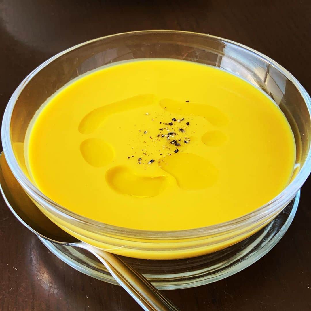 志摩有子さんのインスタグラム写真 - (志摩有子Instagram)「よね子農園　@masaru.hirokawa から届いた定期便に入っていたみやこかぼちゃを冷製スープに。 玉ねぎとバターと一緒に煮込んで、ブレンダーでガーッと滑らかにして牛乳でのばしてよく冷やして。食べる前に黒胡椒とオリーブオイル。甘くてまろやかで、すーっと身体に沁み入る。これもまた飲む点滴。  #みやこかぼちゃ #かぼちゃの冷製スープ  #よね子農園  #スープストックアリコ」7月30日 13時21分 - ariko418