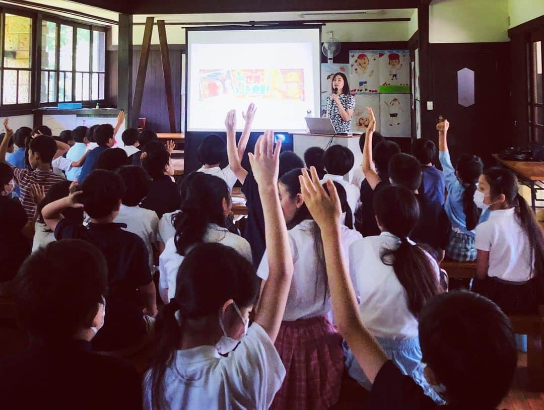 末吉里花さんのインスタグラム写真 - (末吉里花Instagram)「子どもたちへのエシカルの普及は、地道ながらずっと続けています。 先日は自由学園にお邪魔して、小学5年生、6年生に話をさせてもらいました！ みんな前のめり！ 知らない世界の話を知って、色々な表情を見せてくれました！ 私にとってもワンダーな時間でした🌈  私を講師に招いてくださったのが、10年近く前に西粟倉の森で出会った大久保恵美子さん。数年前に自由学園で教えるようになったと聞き、いつかご一緒したいと思っていたので、お声がけいただいて本当に感激しました。  それにしても自由学園は何度もいっても、自然と共存した素晴らしいキャンパス。建物も美しい。  子どもも大人も一緒にみんなで学びを続けていきましょう〜☺️  #ethical #jiyugakuen #エシカル #自由学園 #子どもへの普及活動 #エシカル協会 #エシカル消費 #末吉里花 #美しいキャンパス」7月30日 13時23分 - rikasueyoshi