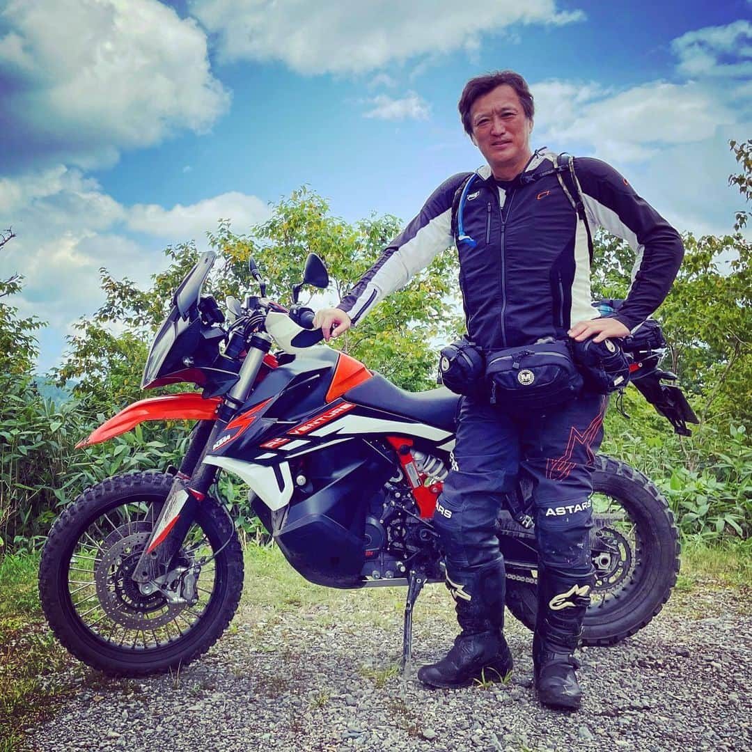 大鶴義丹さんのインスタグラム写真 - (大鶴義丹Instagram)「暑い日は、林道でアドベンチャーバイクを食べると、美味い！　福島にて、、  #林道ツーリング #ktm890adventurer #ktm790adventurer #オフロードバイク #ktm」7月30日 13時23分 - gitan.ohtsuru