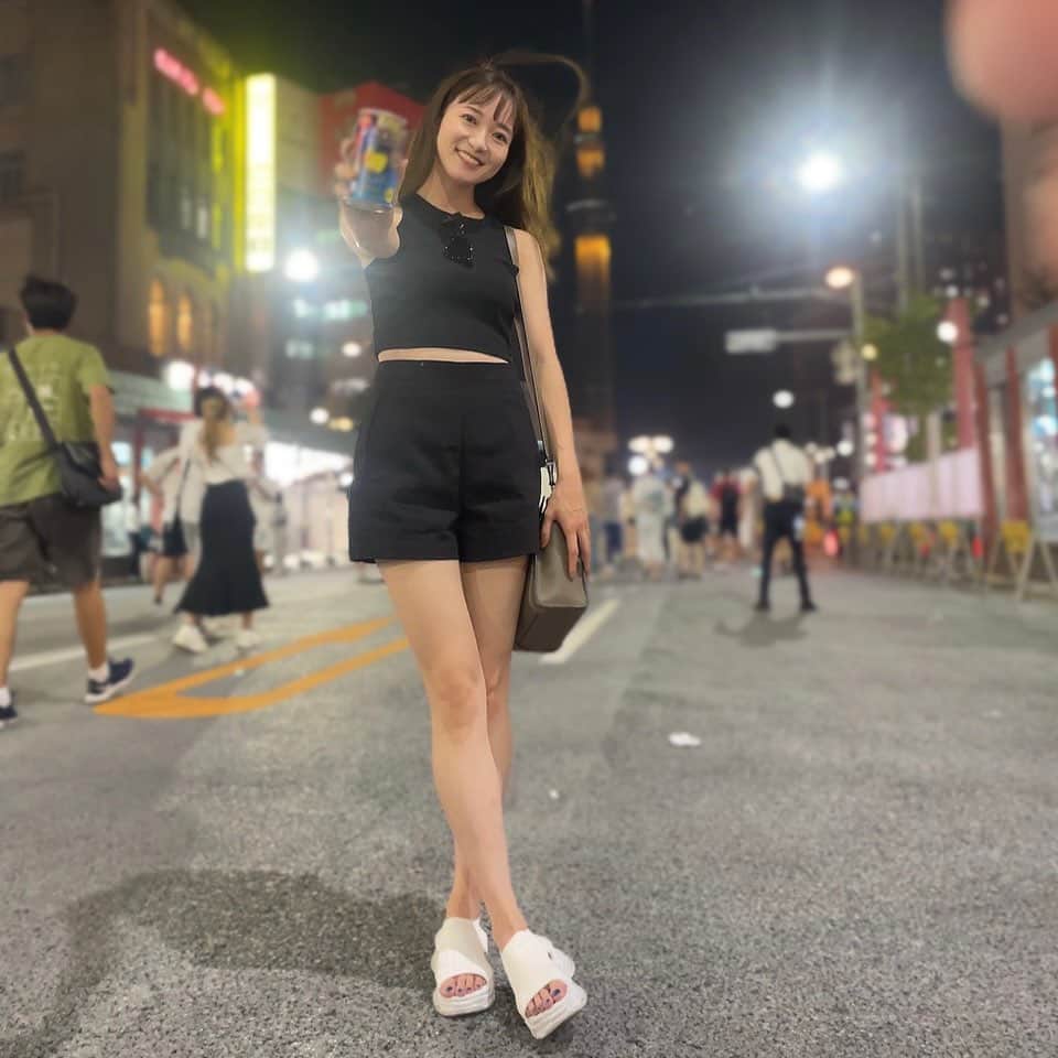 長谷川朋加のインスタグラム：「♡  ✎५⋆*{ みんなで見上げる花火 } ୨୧-------------------------------- ୨୧ ️ 夏らしいこと出来たーっ☺️🌈 隅田川花火大会へ行ってきました🫶🏻 橋の上から綺麗に見えた花火に大満足！  『暑いね』『人混みすごいね』 『浴衣のカップルかわいいね』 『子どもたちも楽しそうだね』 っていう会話が、 『いつもの夏』が帰ってきた感じで 最高に嬉しかったよーっ🥹✌🏻🤍  現地で熱気を感じるの良いなぁ🍧  夏らしいことが出来て大満足！！ ぷはーっ  午後も楽しくハッピーに🏃‍♀️🤍  ୨୧ -------------------------------- ୨୧ #やりたい事は全部やる #全力前向き前のめり #走るの大好き」
