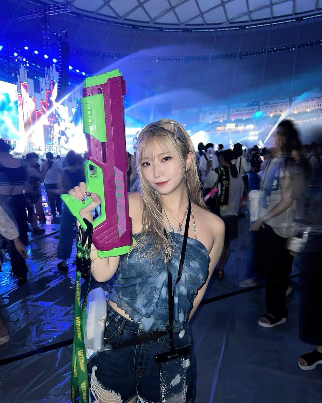のインスタグラム：「🔫💦🔫💦  water bomb 行って来た！！！  最高すぎたっ 激あち  夏は部屋に引きこもってたタイプだから初夏フェス！笑 最高だったぁ  jp the wavyさんご飯に並んどって歌声しかきけんかった！！！！ くそぉぉ！！！  まぁでもご飯の列の中で1番乗ってたからいいけどね⭐︎  #waterbomb #waterbombjapan #ウォーターボム #夏フェス #フェスコーデ #shein #夏コーデ #金髪ロング #ハイトーンカラー  #japanesegirl #좋아요반사　#셀카　#フェスファッション #水着 #水着コーデ」