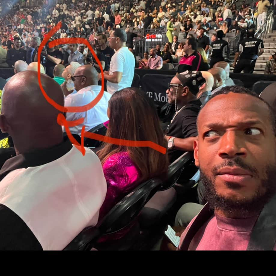 マーロン・ウェイアンズのインスタグラム：「Now LOOK AT THIS SHIT!!! I’m looking at @evanderholyfield ear and he looking at @miketyson  this shit CRAZY!!! Love them both! Thank u for my historic childhood memories. That’s my way of saying “PLEASE DON’T BEAT ME UP”!!! 😂😂😂😂」