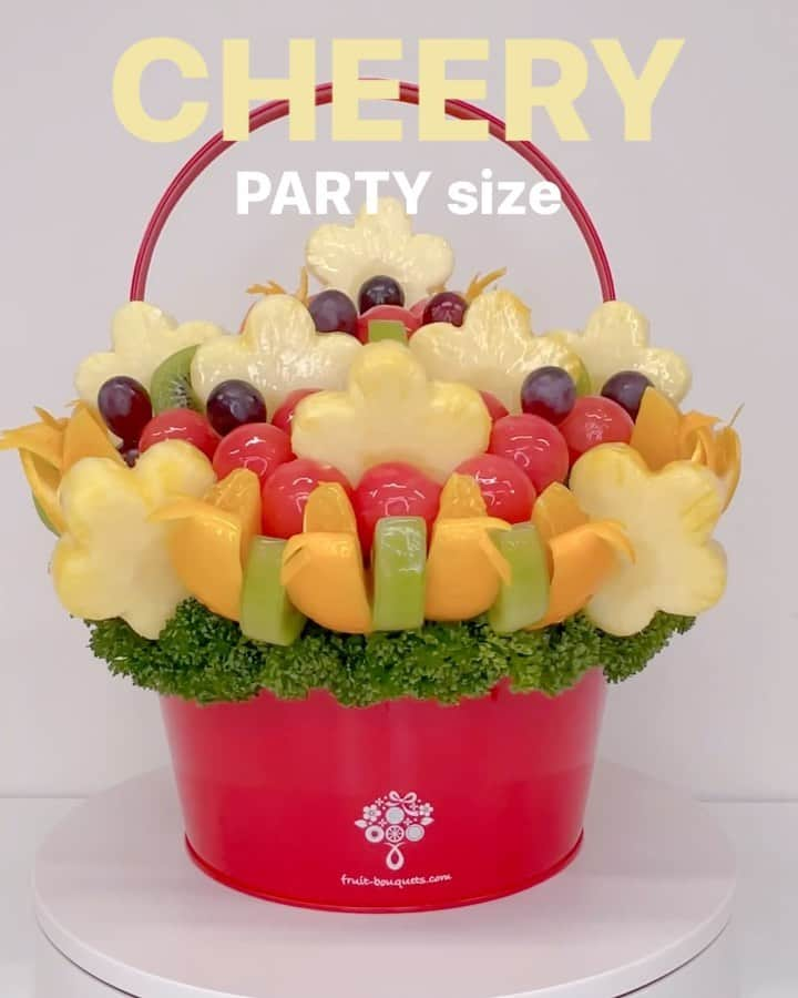 Fruit-bouquets.comのインスタグラム：「* 普段は法人のお客様や楽屋への差し入れなどの ご利用が多いパーティーサイズ💐 * フルーツブーケは小麦や乳のアレルギーを気にせず、 ヘルシーなフードギフトとして人気です🍉 * 今年の夏は、皆んなでワイワイ大きなフルーツブーケを囲んでみませんか💁🏻‍♀️ きっと忘れられない思い出になるハズ☺️✨ * * #フルーツブーケ#プレジール #フルーツバスケット#フルーツカッティング #バースデーサプライズ #バースデーパーティー  #誕生日サプライズ  #スイーツ部 #スイーツ好きな人と繋がりたい  #スイーツ女子 #スイーツ男子 #スイーツギフト  #果物好きな人と繋がりたい  #fruits#fruitsbasket#fruitsartclub#fruitlover」