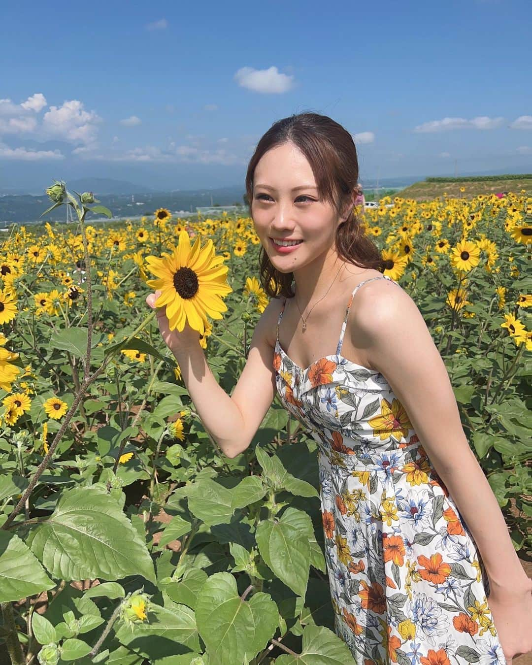 花島なつみさんのインスタグラム写真 - (花島なつみInstagram)「・ ・ ひまわり畑~🌻 夏感じてる❣️ ・ ・ ・ ・ #ひまわり畑 #向日葵畑 #夏休みの思い出 #まだ学校終わってない#山梨観光 #山梨#明野ひまわり畑#夏コーデ #ワンピースコーデ #ミニワンピ」7月30日 13時45分 - natsu_lucky777