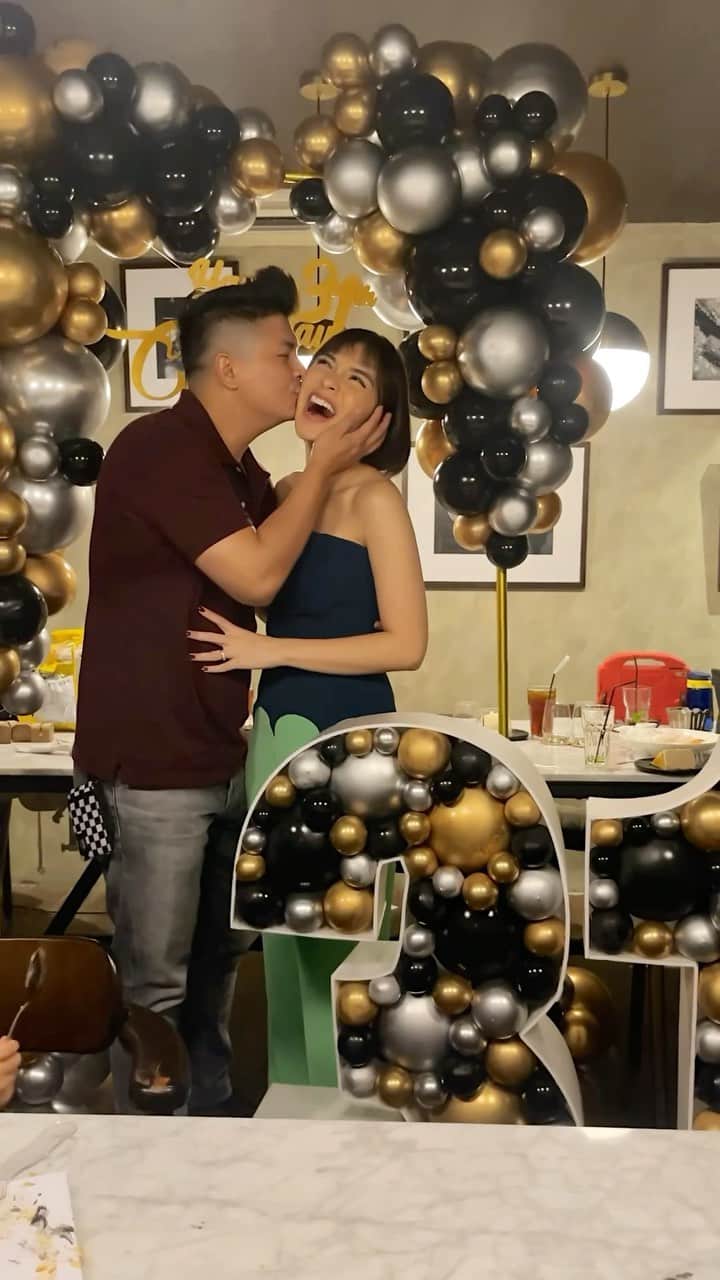 チェルシー・オリビアのインスタグラム：「🎉 Celebrating a joyous birthday dinner with my incredible wife and our beloved family! 🎂🎈 Grateful for the love and laughter that fills our home tonight. Here’s to another beautiful year filled with happiness, good health, and endless blessings.」
