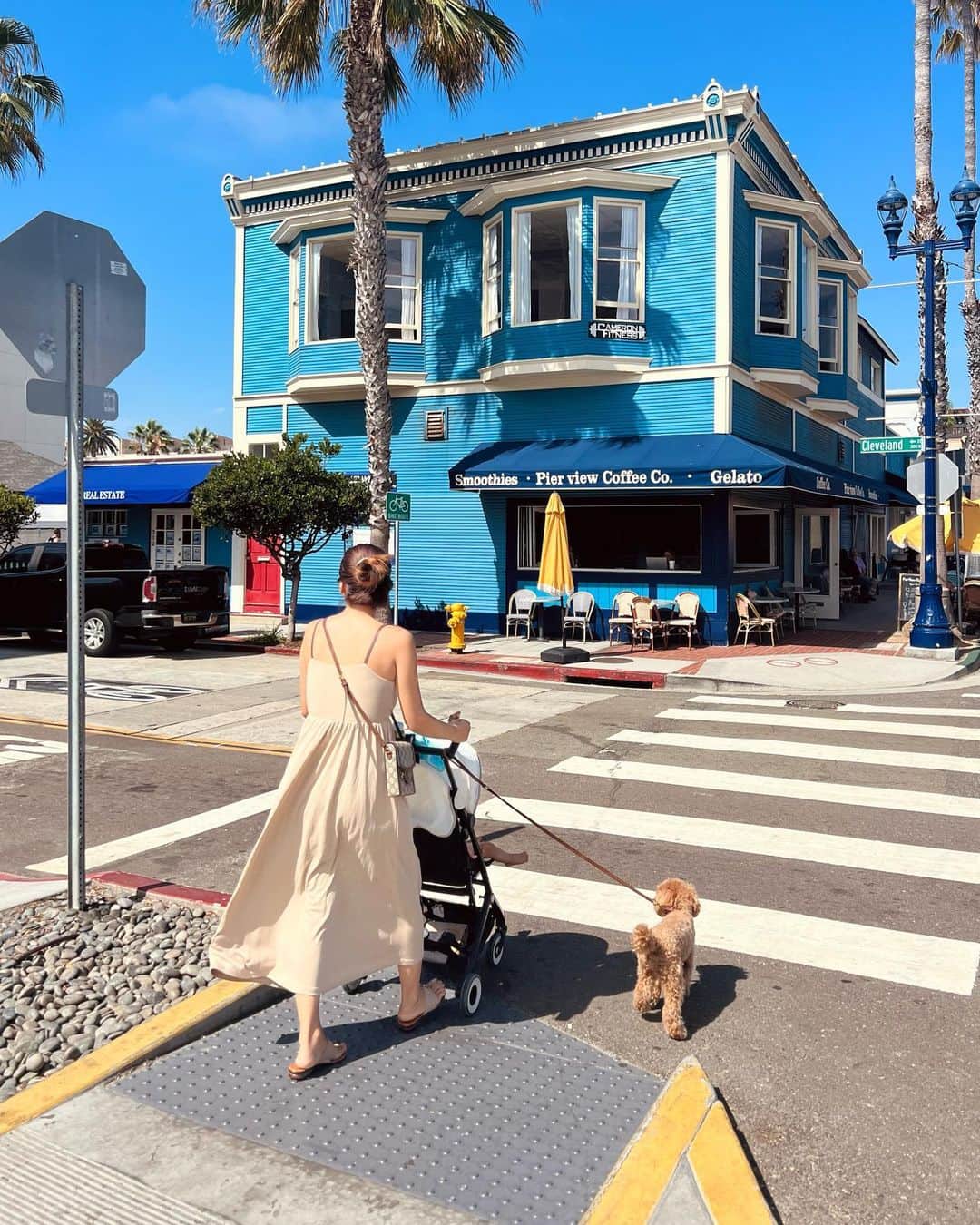 宮崎沙矢加のインスタグラム：「Osideの街並みが何処も可愛すぎて💙🌴💙今日はLAに行こうと思ってたんだけど大渋滞で1時間以上かかりそうなので辞めました😂 子供がいると近場が楽🫶🏽ご近所でも十分楽しめるのでついつい疎遠気味w🚙  オススメしてもらってたドーナツ🍩shopが美味しすぎたのでまた来週もここかな🤣💓  新居の片付けいつになったら終わるかな🫣#california #calilife #oside #losangeles #カリフォルニア」