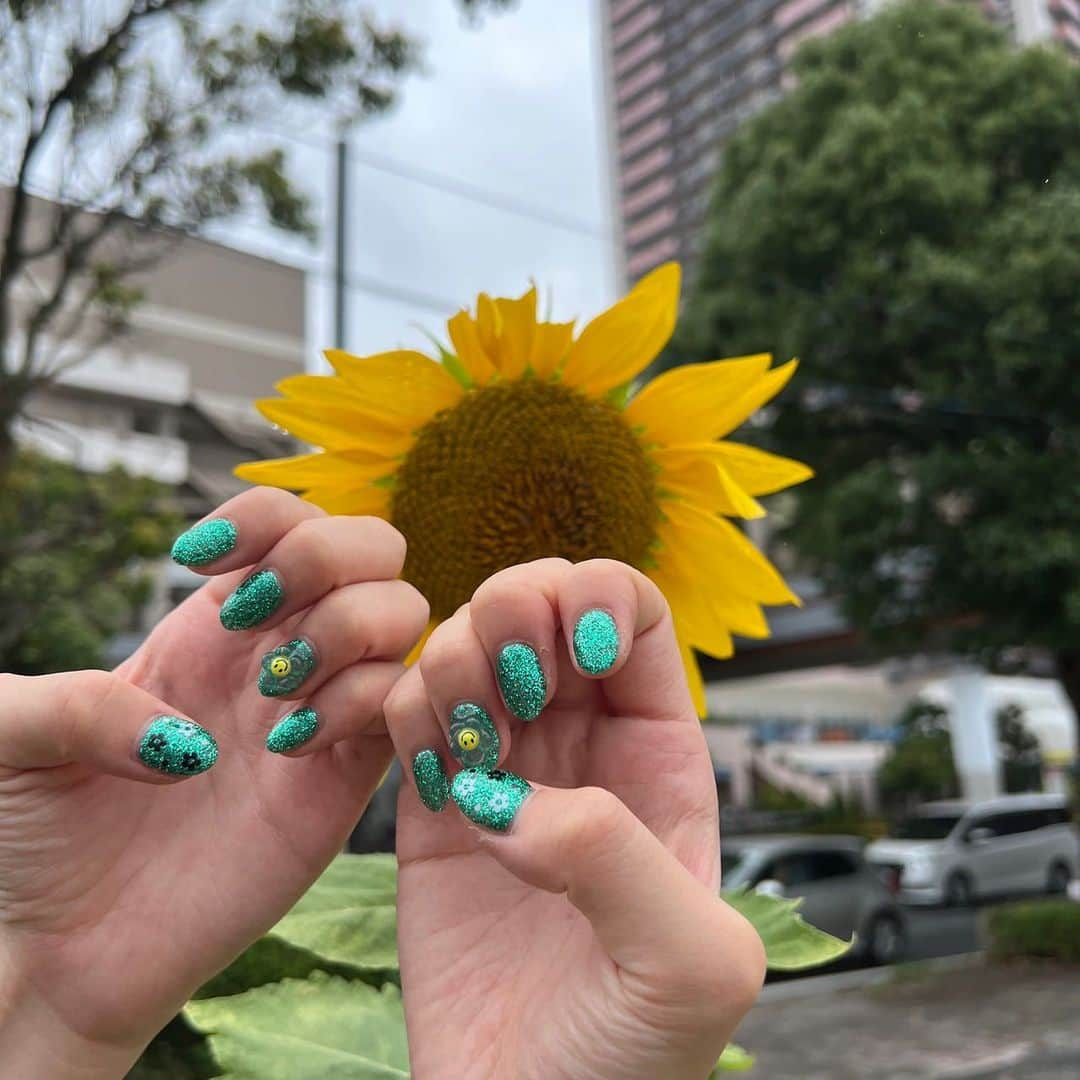 上野優華さんのインスタグラム写真 - (上野優華Instagram)「10周年ライブのネイルたち。  東京公演は、デビュー時の衣装が黄色だったので黄色にしよう！って決めてて。 サインにも入ってて一番好きなお花、チューリップも書いてもらいました🌷  全部黄色だとちょっとその日の衣装と合わなさそうだったので紫も入れて夕暮れっぽい感じにした🌇  徳島はやっぱり緑(すだちカラー)でしょってことで、ギラギラな緑ネイル！ 「これお仕事大丈夫ですか…？」ってネイリストさんに心配されるくらい派手でした🤣✨  お仕事の兼ね合いでできる時とできない時があるし、楽しめる時は全力で自分の好きなデザインをしてます！ 爪が可愛いと毎日がハッピー！！  #ネイル #10周年ライブ #上野優華10周年 #nail #Newネイル #イベントネイル #イエローネイル #フラワーネイル #チューリップネイル #グリーンネイル #グリッターネイル」7月30日 13時44分 - yuukaueno0205