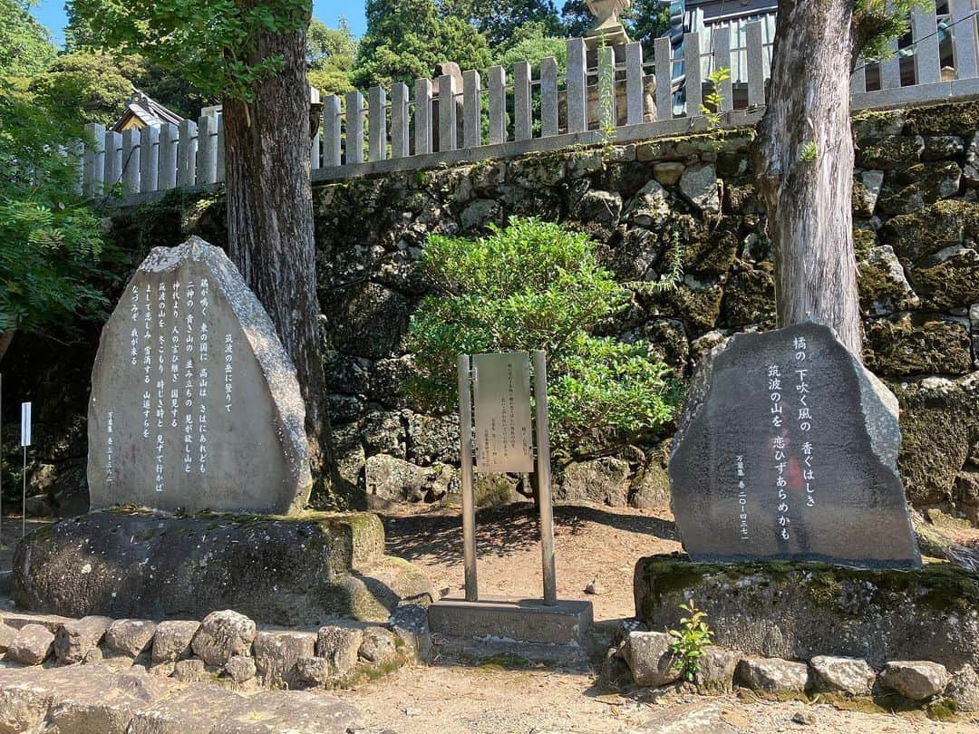 山口ひろみさんのインスタグラム写真 - (山口ひろみInstagram)「先日のご報告です😊  まずは、筑波山神社から進んで登山開始⛩  途中すれ違う方と「こんにちは♪」と、お互い爽やかにご挨拶しながら登って行きます⛰  岩場が続くところは慎重に、時に休みながら一本ずつ🥾  地味にこの階段がキツかった💦  そして、もう目の前が御幸ケ原✨と言うところの最後の階段が、意外や意外キツかったです😅  #山口ひろみ #テイチク #三井の晩鐘 #茨城県 #筑波山 #登山初心者  #山ガール #初挑戦 #低山だけど侮れない  #岩場しんどい  #階段も地味にしんどい」7月30日 13時53分 - hiromiyamaguchi_official