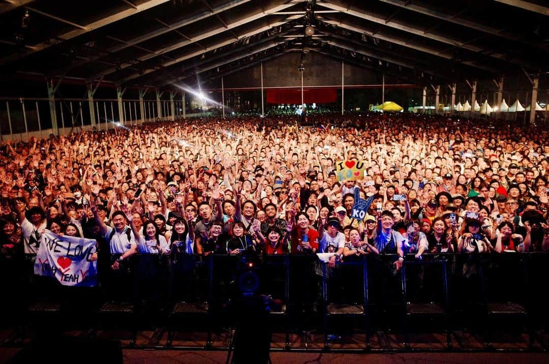 ヤー・ヤー・ヤーズのインスタグラム：「A big joy to play for you again, TY to everyone who came to see us at @fujirock_jp!  📷  1 - @little_vampire  2 - @inagakiruriko  3 - Barney Clay」