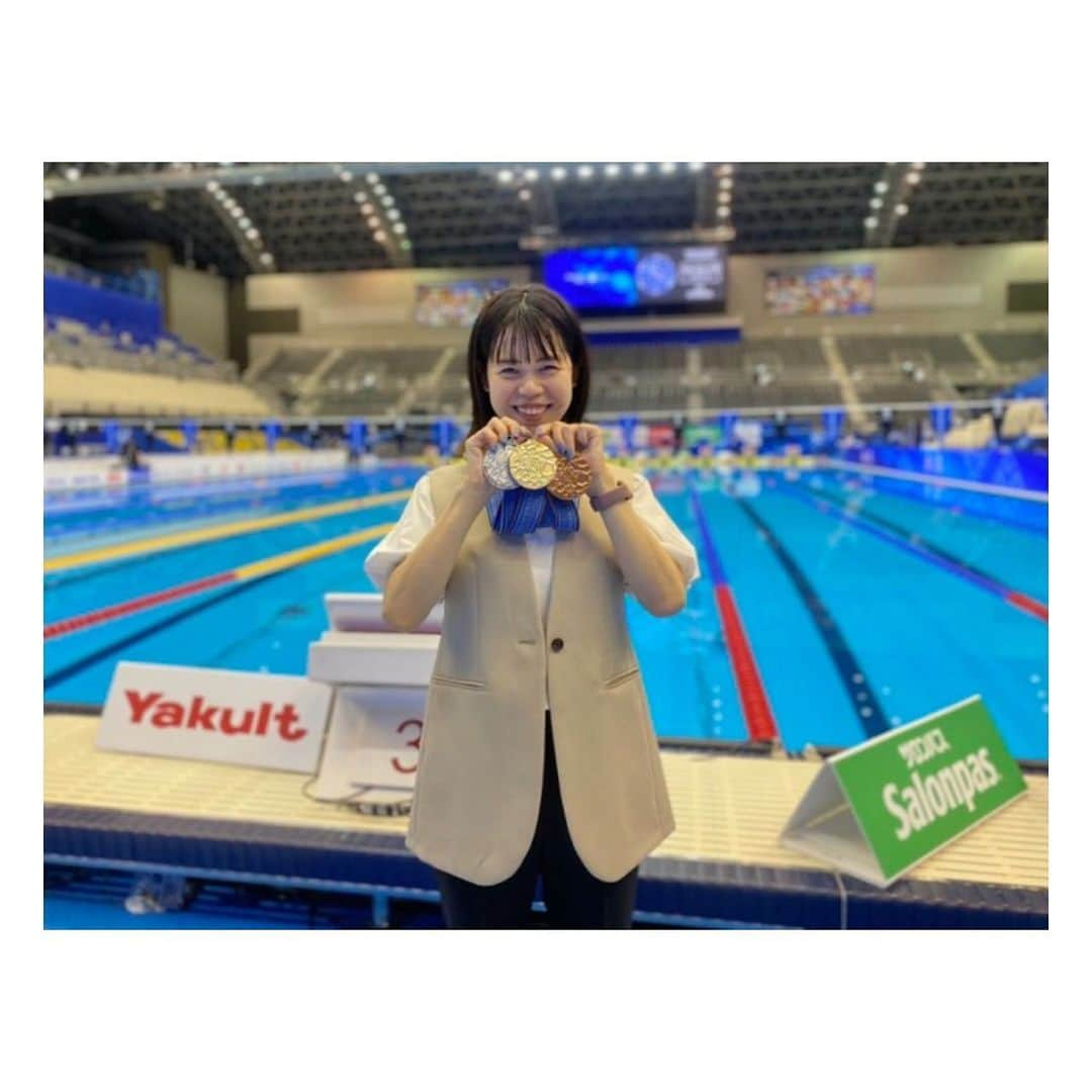 星奈津美さんのインスタグラム写真 - (星奈津美Instagram)「7月29日、世界水泳福岡2023競泳7日目のお昼休みに、大会スポンサーである福岡銀行さん主催のバックヤードツアーが開催され、ゲストとしてお呼びいただきました！  参加者の皆さんと、コールルーム(選手がレース前に集まる招集所)やメインプール、ミックスゾーン(レース後のインタビューゾーン)などを見学し、選手が実際に入場するゲートで写真を撮ったり、本物の今大会のメダルをかけさせてもらったりと、とても貴重な体験をさせていただきました🙏✨  世界水泳が開催されている中での体験で、テレビで観ている場所に実際に立てることはなかなか無い機会なので、みなさん大興奮で楽しんでいました🙌 私も金銀銅のメダルをかけさせてもらい、、複数メダル獲得の気分を初めて味わいました☺️✨  ご参加いただいた皆さん、スタッフ関係者の皆さんありがとうございました！！ #世界水泳選手権2023福岡大会 #福岡銀行 #バックヤードツアー」7月30日 13時50分 - ntm_hoshi