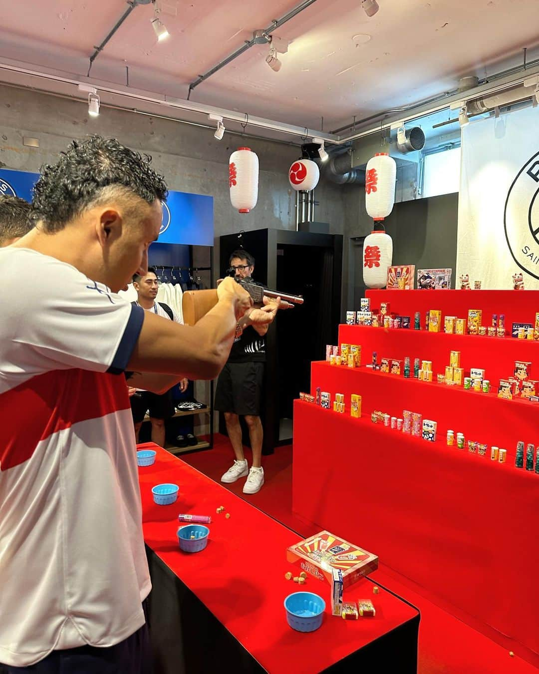 小木 "Poggy" 基史さんのインスタグラム写真 - (小木 "Poggy" 基史Instagram)「@psg PARIS LOVES JAPAN OMOTESANDO POP UP STORE opening event.  襤褸プリントのジャージーは残りわずかで、 @psg_store_tokyo_edifice 表参道のポップアップのみまだご購入できるとの事ですのでぜひ足を運んでみてください🙏 #psg #parissaintgermain」7月30日 13時54分 - poggytheman