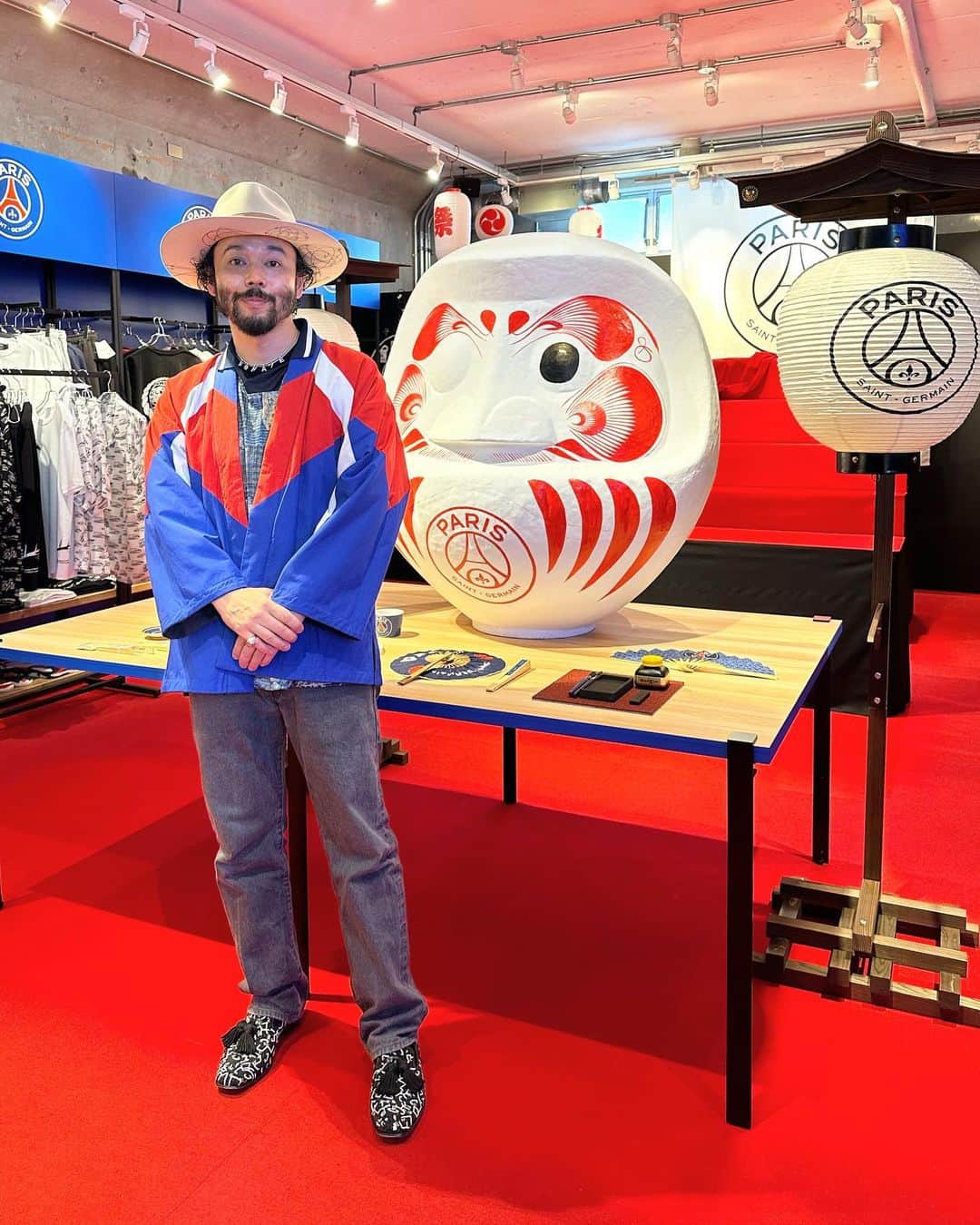 小木 "Poggy" 基史のインスタグラム：「@psg PARIS LOVES JAPAN OMOTESANDO POP UP STORE opening event.  襤褸プリントのジャージーは残りわずかで、 @psg_store_tokyo_edifice 表参道のポップアップのみまだご購入できるとの事ですのでぜひ足を運んでみてください🙏 #psg #parissaintgermain」