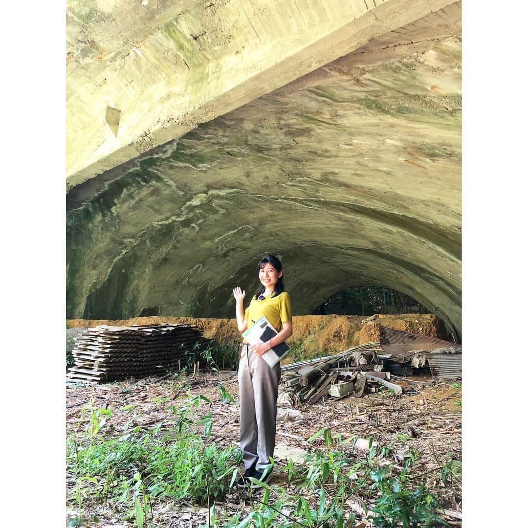 北口麻奈のインスタグラム：「コープ滋賀さん主催の戦争遺跡を巡るツアーを取材させてもらいました📝 まず初めに訪れたのは東近江市にある布引掩体群✈️ 飛行機を隠したり、爆風から守るための場所です。 空襲があれば、みんなで飛行機を抱えて移動させる予定だったようですが、 見学した4号掩体は完成前に終戦を迎え、使われることはなかったそうです。  . さらに、米原市にある蒸気機関車避難壕へも行ってきました。 こちらは蒸気機関車を隠すための場所🚃 洞窟のような穴はに入ると、ひんやり涼しく天然のクーラーや〜と思っていると、突如コウモリが😱 思わずディレクターを盾にしてしまいました😅 それにしても固い岩山を掘り進めていくことができるなんてと驚きです。 . 他にも数箇所まわりました🚗 放送予定は少し先ですが、 びわこ放送で８月２６日(土)18時15分から「コープ滋賀　スマイルスタジオ」でお届けします📺 #びわこ放送 #布引掩体群 #蒸気機関車避難壕」