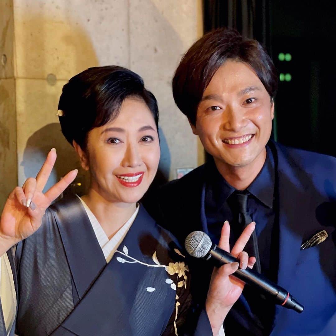 伍代夏子のインスタグラム：「今日のNHK「のど自慢」は、東京都瑞穂町 瑞穂スカイホールから生放送でお送りしました📺 応援に来て下さった夏子組の皆サマ、暑い中ありがとうございました😊 ご一緒した井上芳雄さんと…📷 #nhk #のど自慢 #今日も酷暑 #会場の熱気がすごい  #クーラーきかないし  #井上芳雄 さん」