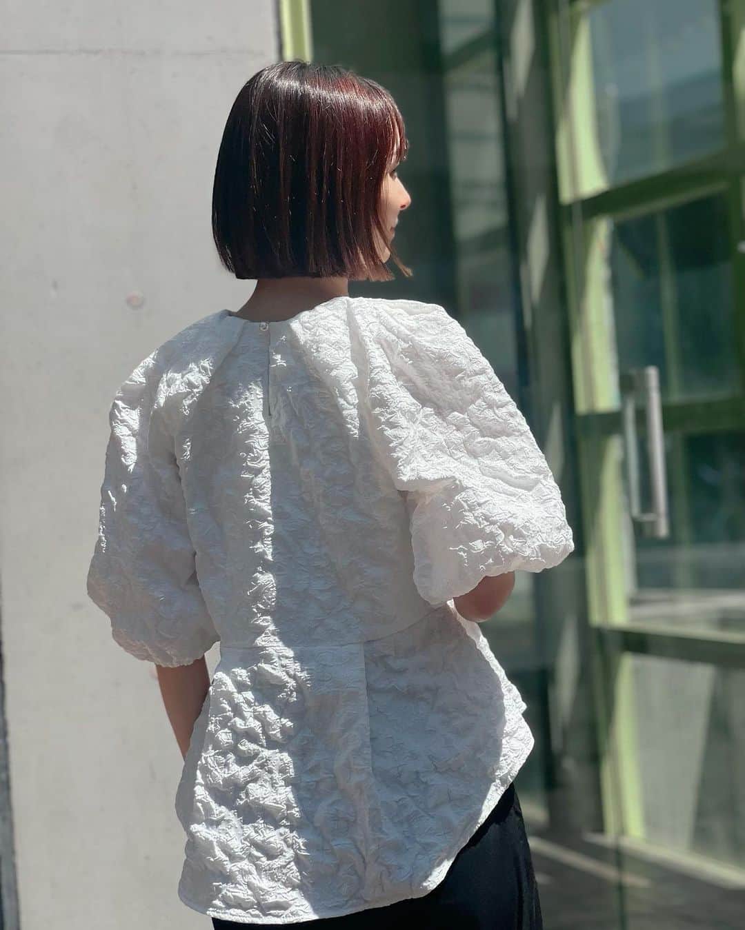乙黒えりのインスタグラム：「👗@muel_chic  @laymeesao ちゃん　新ブランド立ち上げおめでとう🩵いつも優しくて穏やかなさおちゃんの服は、優しい感じがする😌  今日はストンと下ろすヘアスタイル #ミュエルシック#トップス#ママコーデ#ママファッション」