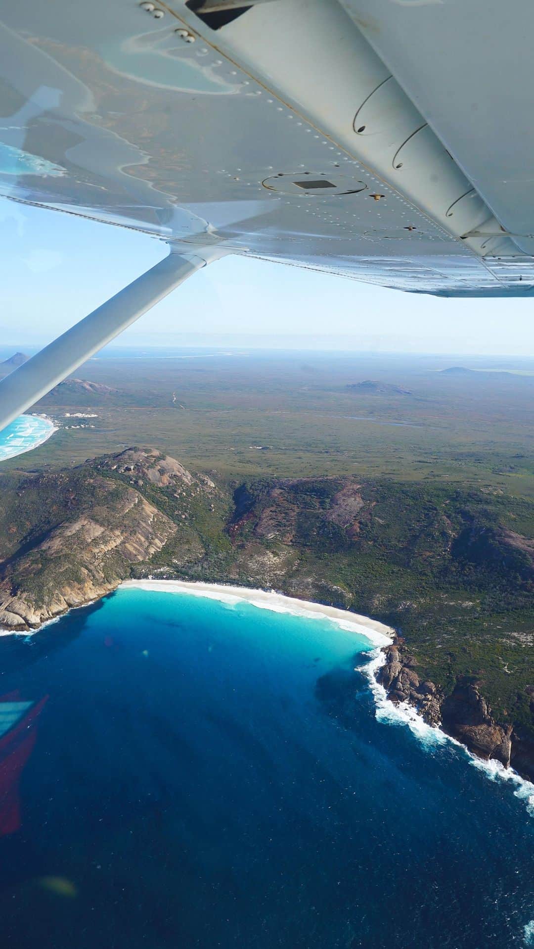 フェリシティー・パルマティアーのインスタグラム：「@westernaustralia ‘s Esperance is a mesmerising coastal gem. Home to Australia’s whitest sands, glistening turquoise waters and wild landscapes.   A quick 80min flight from Perth, this trip was the perfect weekend getaway but left us wanting so much more.   #WATheDreamState #GoldenOutback #Esperance #VisitEsperance」