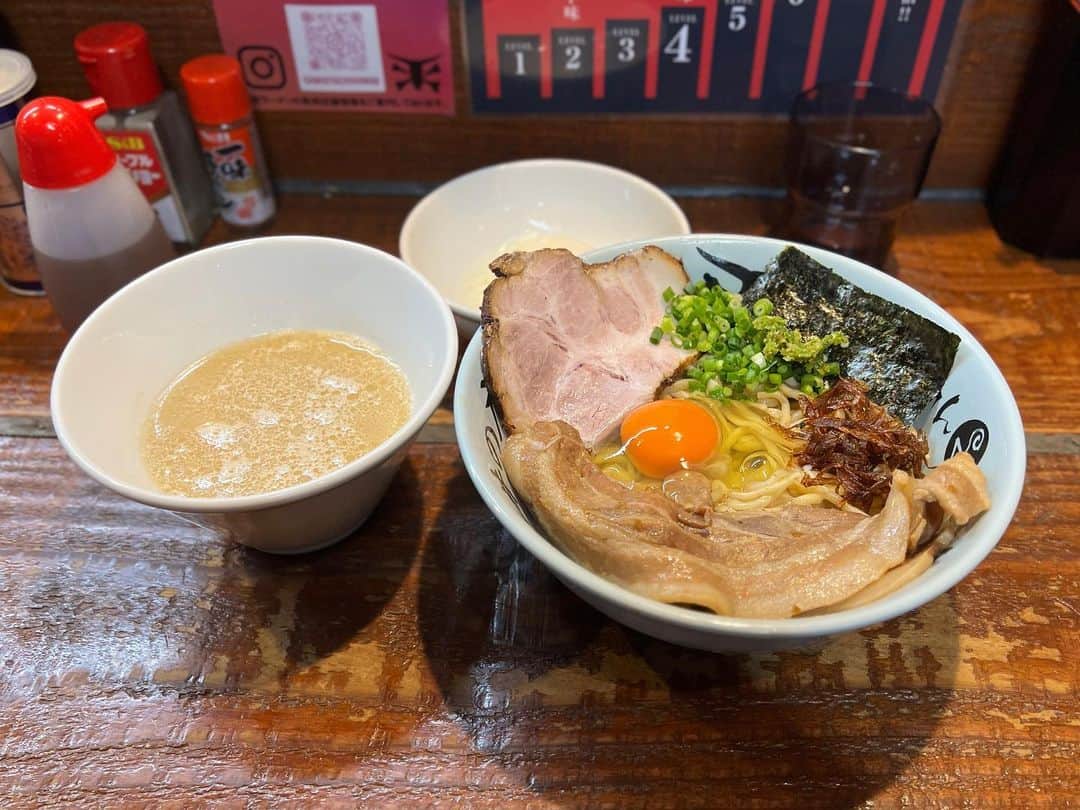 SUSURUさんのインスタグラム写真 - (SUSURUInstagram)「立川がんこ。 限定のTKMをいただきました。 温かいTKM、うめえ！ 牛骨のまろやかスープも美味。 提供は明日までらしいです。ぜひ。 #susuru_tv #元祖一条流がんこラーメン立川たま館分店 #がんこ #立川がんこ #立川 #東京 #TKM #うまい  #ラーメン #らーめん #ramen #ラーメン部 #ramennoodles #毎日ラーメン生活 #麺スタグラム #japaneseramen #japanramen #foodstagram #foodie #noodles #instanoodle #instaramen #instafood #東京ラーメン #たまごかけ麺」7月30日 14時13分 - susuru_tv