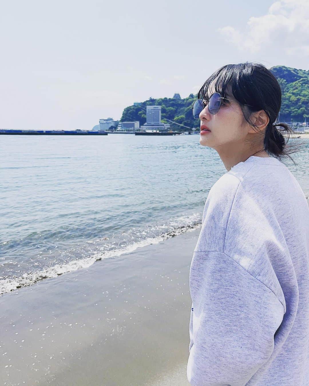 小森真理子のインスタグラム：「いつかの大天使とのリフレッシュ熱海旅(時差すごい)  アッこれ温泉入らないと無理ｨ！！って衝動に駆られ...🚃 家族旅行もいいけどたまにはママ業から離れて友達とだらだらするの最高だ🥺(家族の皆お暇くれて本当にありがとう🙏)  何も気にせずゆーっくり湯に浸かり、サ活し、美味しいご飯に卓球、海眺めたり最高なリフレッシュ休みでした。魂の洗濯感半端なかったです。やっぱりご褒美大事だなー  次またいつ行けるか分からないけどまた行ける日を夢見て頑張りましょ💪♡  めちゃくちゃ暑い日続いていますが、熱中症には気をつけて皆様素敵な夏の思い出作れますように」