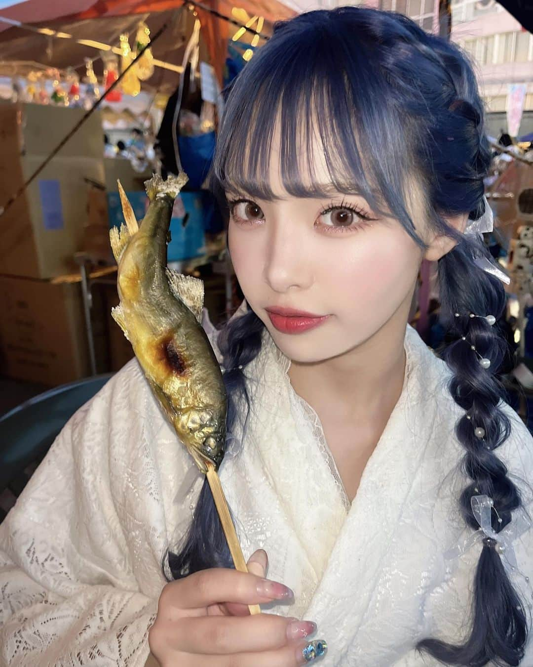 向葵まるのインスタグラム：「着たかった浴衣着れて嬉しい〜🥺🩵 あんまり写真撮れなくて悔しいから また着たいこの浴衣> <  #夏祭り  #浴衣  #浴衣ヘアアレンジ  #浴衣ヘア  #浴衣女子 #rili  #鮎の塩焼き  #レース浴衣」