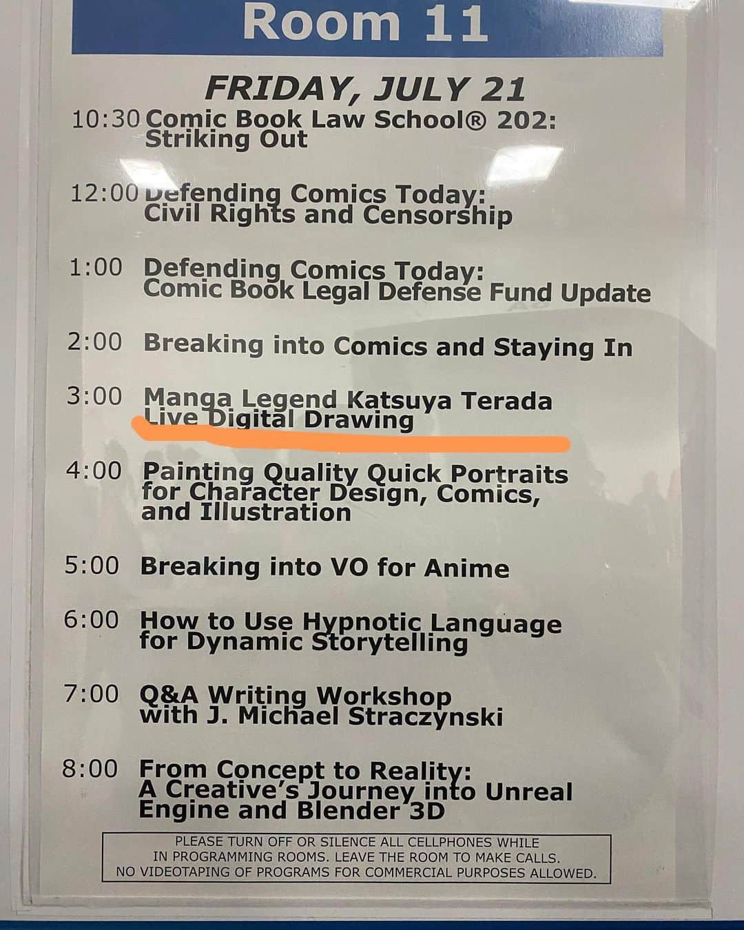 姫乃たまさんのインスタグラム写真 - (姫乃たまInstagram)「San Diego Comic-Con International!!!!!  LAのギャラリーGiant Robotのブースで4日間売り子をしてきました。  なんと寺田克也さんの原画を買ってくださった方が「君の音楽知ってるよ！」と私に大きな花束を贈ってくれました！ どうやって私のことを見つけてくれたのか、さっぱりわからず、ギャラリーオーナーのEricさんも隣で見てて驚いていました。  「コミコンのお客さんはすごいよ！」とのことです。ほんとだなあ。  4日間ひっきりなしにいろんな方が寺田さんのサインを求めてやって来て、隣で私も少しお話しさせていただきながら、私はやっぱりオタクの人と接するのが好きだなあと再認識。全世界オタクは尊い。 地下アイドルの仕事もオタクの人たちが好きだから長続きしたんだろうなと腑に落ちました。  写真は花束と、ブースに来てくれた歯と舌が両方出ちゃってる犬、ライブドローイングの様子です。  タイムテーブルに寺田さんが「Manga Legend」って書かれててちょっと面白かった。Manga Legend...  #姫乃たま  #sdcc  #sdcc2023」7月30日 14時18分 - himenotama_official