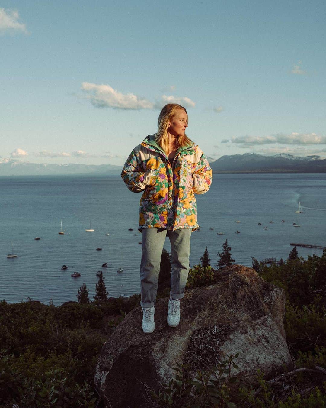 エミリー・ハリントンのインスタグラム：「some fun ones on just another glory evening in Tahoe 🌻💫@thenorthface x Gucci x @susietheis 📸」