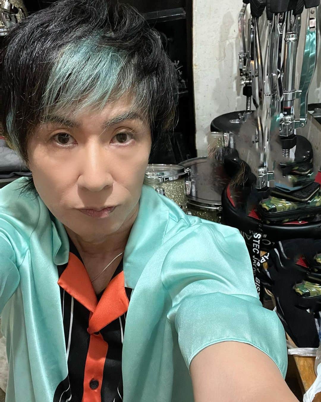 遠藤一馬のインスタグラム：「本日なっちんのMIBにゲスト出演させていただき、楽しませてもらいました🤚🏻  ファンが皆凄い盛り上がっていて、まさにSIAMライブでなっちんの前で見てるみたいな感覚だったね😃  僕はアコースティックで何曲か歌った事ない曲を歌わせてもらいましたが、どうでしたか？ また機会があれば歌ってみようと思います😌  ROYAL FORCEの相棒、YU+KIも遊びに来てくれて、KING、PRINCE、黒王での即売サイン会のおかげで、ROYAL FORCE1stシングル『クリスティーナ』が残り僅かとなりました。  ありがたや〜👏🏻  #live」