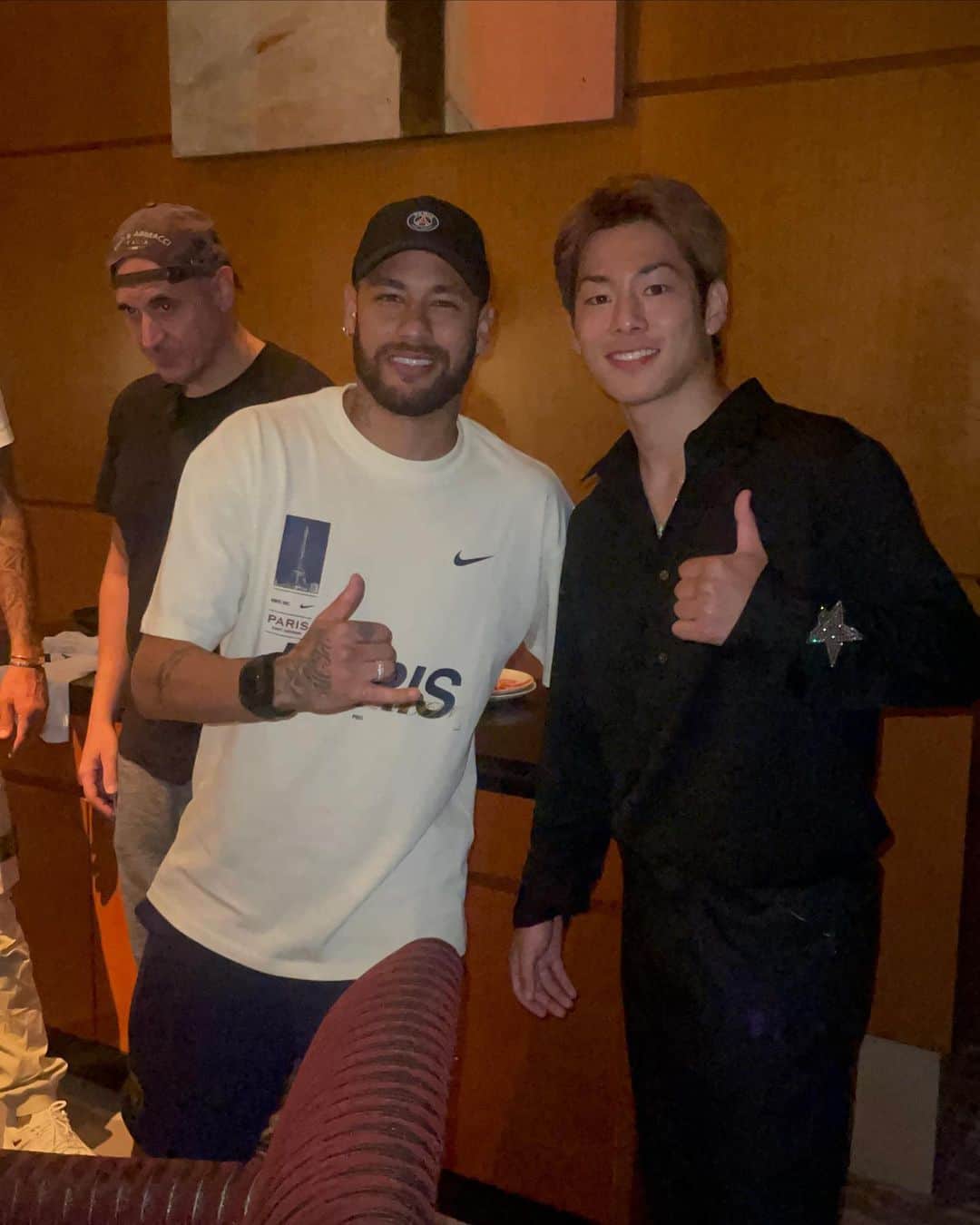 三浦孝太のインスタグラム：「I was able to meet Neymar again🥹👑 He not only talked with me, but also followed me on Instagram✨🤝 I was able to make one of my dream come true 😭✨ I would like to thank all the people that made it possible for me to meet him again🙏 @kenji.fera.pokemon   @neymarjr Obrigado🙏👑」