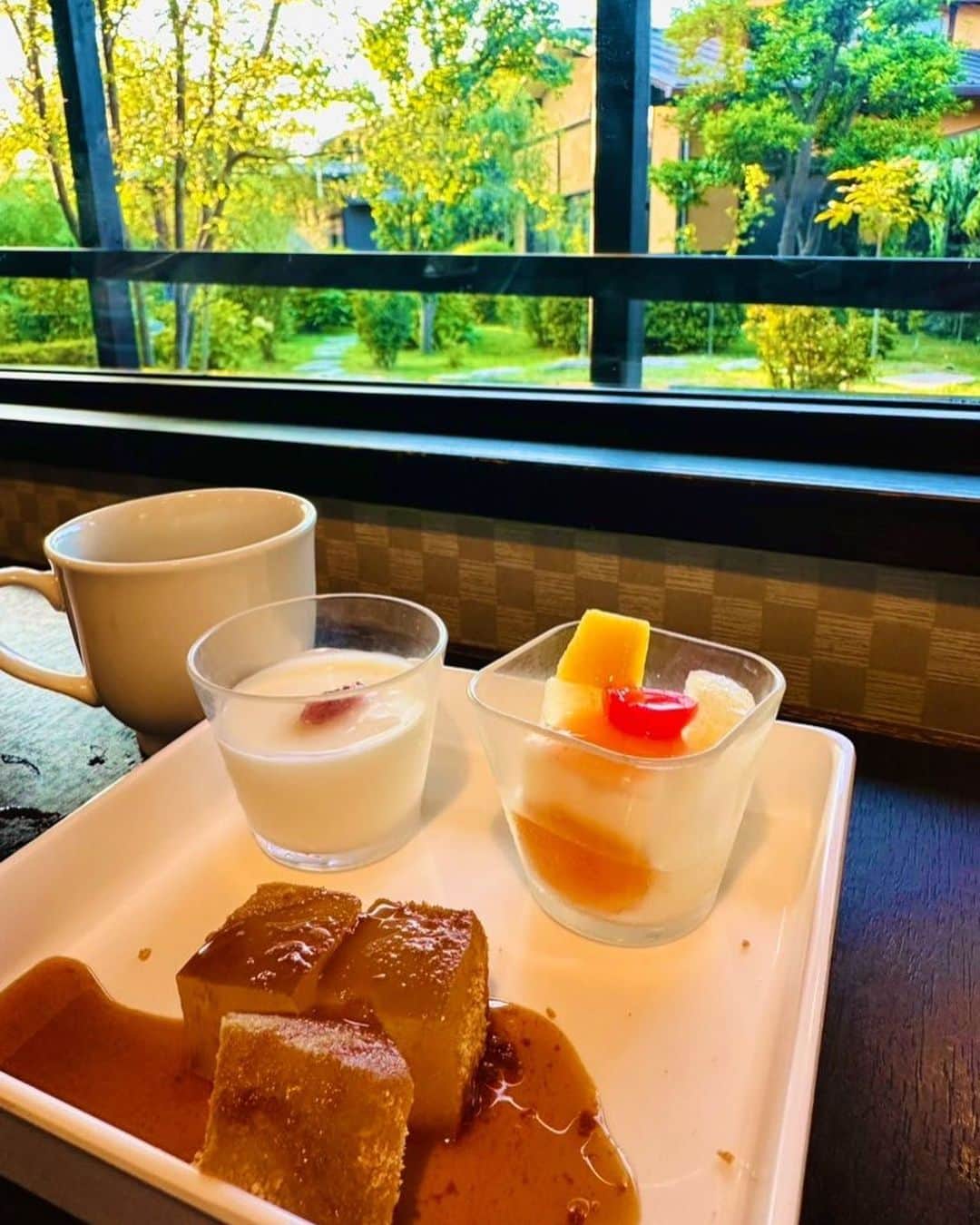 美川憲二さんのインスタグラム写真 - (美川憲二Instagram)「箱根じゃないのよ!  箱根じゃないのよ！  そう、ここは　埼玉よ〜😃😀😳💡💡💡  素敵な　雅楽の湯　うたのゆ♨️さんに  ワープして🚗💨💨  これまた　素敵な　和食ビュッフェで　まりもっこりとディナーよ〜😋🍴🌳🌳🌳🌳🌳🌳🌳🌳🌳☘️☘️☘️☘️🌻🌻🌻🌻  お料理も　美味しいし、　冷や汁もあるし😃😄👍👍👍  ほんと　中庭も素晴らしいし、  箱根の旅館で　お食事してるみたいなのよ〜🥰💕💕💕💕💕  これで　1700円‼️  コスパ最高　ディナービュッフェでございます〜😃😄👍👍👍👍👍  雅楽の湯‼️  雅楽の湯‼️  それそれ〜🥰😍♨️⤴️⤴️ #雅楽の湯  #ディナービュッフェ #まるで箱根に居るみたい  #癒しの空間  #コスパ最高 #ルンルン気分 #リフレッシュ #美川憲一 #美川憲二 #ヒデコフランセスカ #オネェ系 #ものまね」7月30日 23時40分 - mikawakenji
