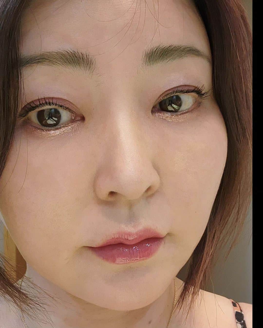 白石美緒のインスタグラム：「コンテストの課題でメイクの練習をしてみました。  いつもは使わない下まぶたのラメ。ラメを使いすぎぐらいで、写真に撮ると丁度いい。  ステージでも、多めに盛らないと目立たないということかな？  #globalunityjapan #グローバルユニティjapan #gujファイナリスト」